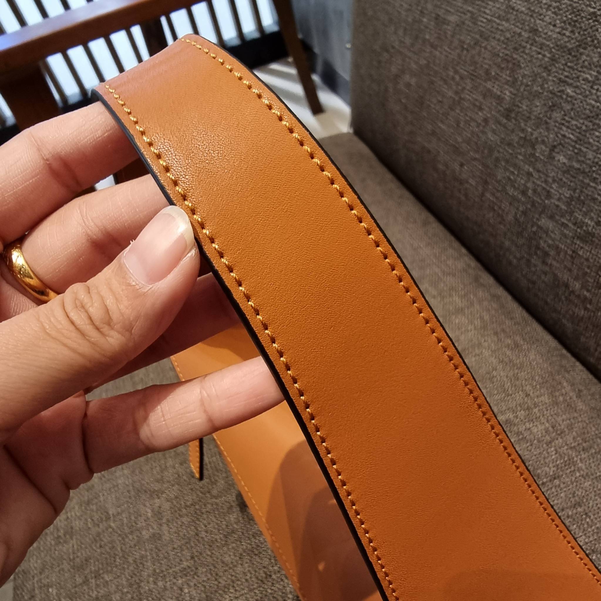 LOEWE PUZZLE HOBO BAG ใหม่ล่าสุด กับแบรนด์ที่มีดีไซน์โดดเด่นเป็นเอกลักษณ์ สวยหรูทุกรุ่นจริงๆ!! กระเป๋าสะพายโฮโบ ทรงสวย สไตล์พัซเซิลคลาสสิค วัสดุหนังวัวฟอกสี นิ่มมือ ฟินมาก!! เปิดใช้งานด้วยซิป ที่ภายในโล่งกว้าง ใส่ของสำคัญได้ครบไม่มีพลาด แบบสบายๆ มาพร้อมสา