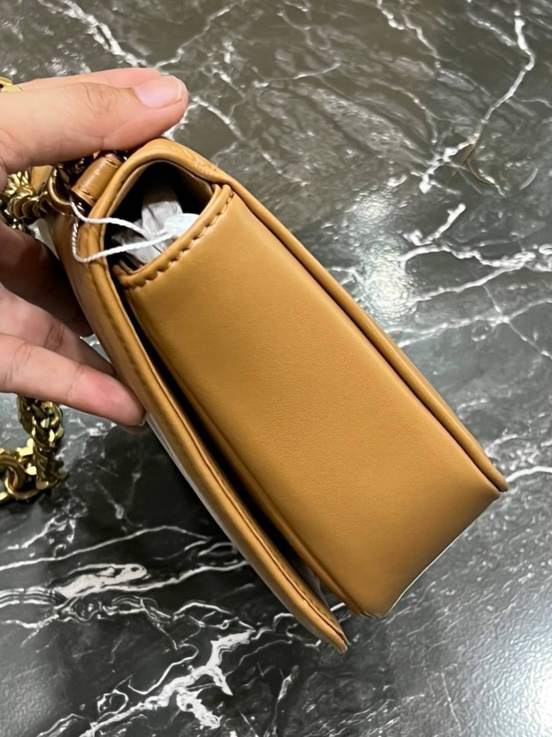 Tory Burch Our Kira shoulder bag with beveled turn-lock hardware พร้อมเสิร์ฟสีคลาสสิค กระเป๋าถือ/สะพาย ทรงสวย สะพายคล่องตัว ดีไซน์เส้นคมสวยหรู สัมผัสดีงาม นิ่มมือ เปิด-ปิดด้วยอะไหล่บิดล็อค ภายในเป็นช่องโล่ง สะพายไปไหนก็สะดวก แนะนำสวยก่อนใครได้ที่นี่ จัดไป