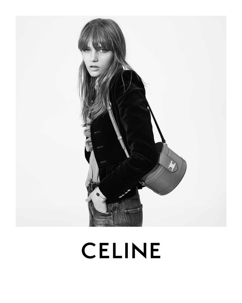 CELINE MEDIUM TAMBOUR IN SMOOTH CALFSKIN BAG กระเป๋าทรงกลมสวยหรูอยู่ทรงเปิดปิดด้วยฝาปิดกระดุมโลโก้แบรนด์ ภายในโล่ง