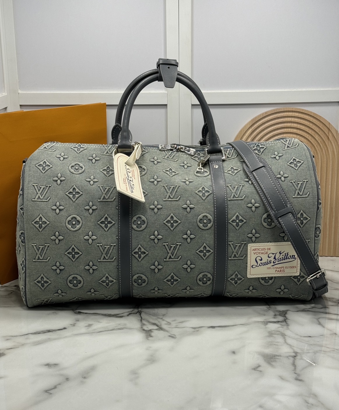 LV Keepall Bandoulière 50 denim classic travel bag กระเป๋าเดินทางสุดคลาสสิก ออกแบบใหม่ด้วยผ้าเดนิมสีซีดพร้อมลาย Monogram ภายในกว้างขวาง ขนาดเหมาะสำหรับการพักผ่อนในวันหยุดสุดสัปดาห์ หรือขึ้นเครื่องใส่สัมภาระได้อย่างครบถ้วน ตอบโจทย์มากค่ะ