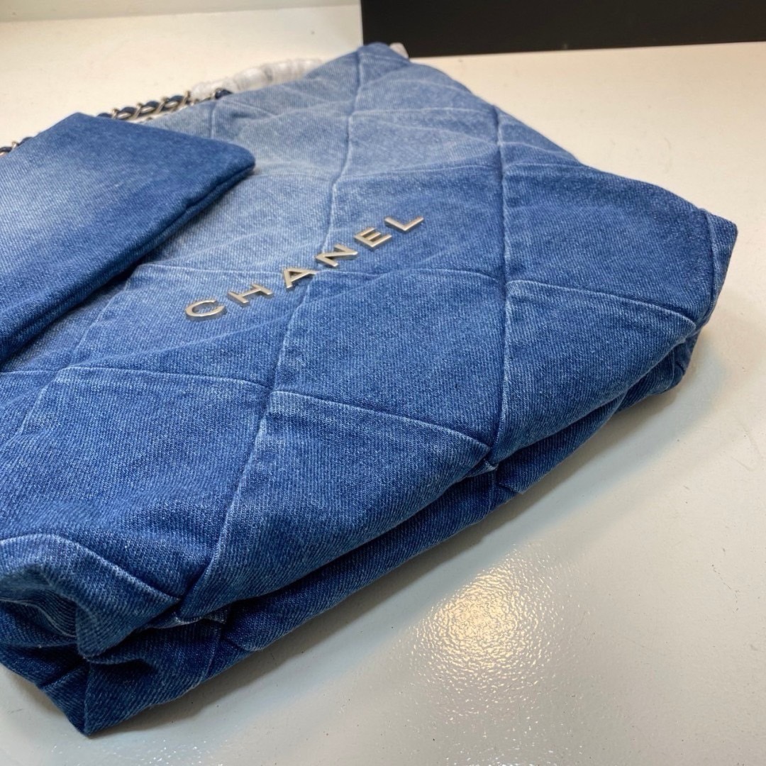 30cm Chanel 22 Denim Bag / Chanel Tote Bag กระเป๋าสะพายทรงโท้ทเดนิม ยีนส์ เท่ๆ คูลๆ งานเดนิมฟอกดีเทลความสวยมาก เป็นทรงโท้ทที่ได้รับการตอบรับดีมาก เกินต้านที่สุดกับไอเท็มนี้