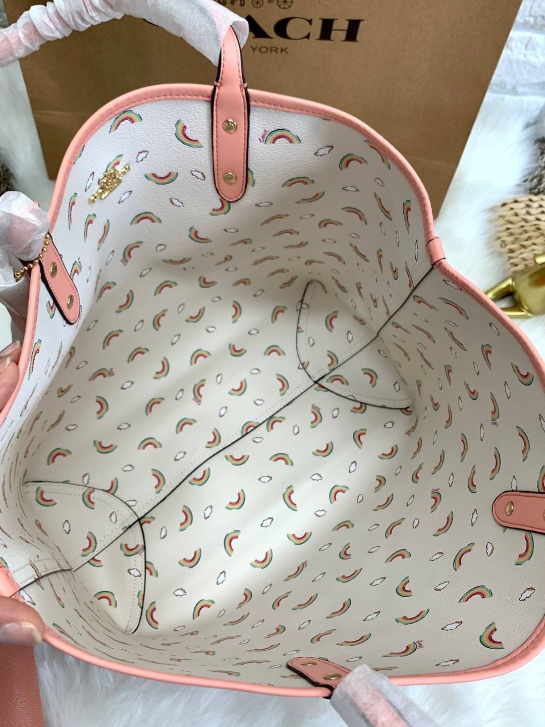 ลายหายากแล้วนะคะ🌈 COACH REVERSIBLE CITY TOTE RAINBOW PRINT ((F72720)) กลับมาอีกครั้ง! กระเป๋าทรงTote หนังแท้ กลับด้านได้ใช้ได้2ด้านค่ะ//ด้านนึงสีครีมลายรุ้ง//อีกด้านสีโอรส สวยงามค่ะ