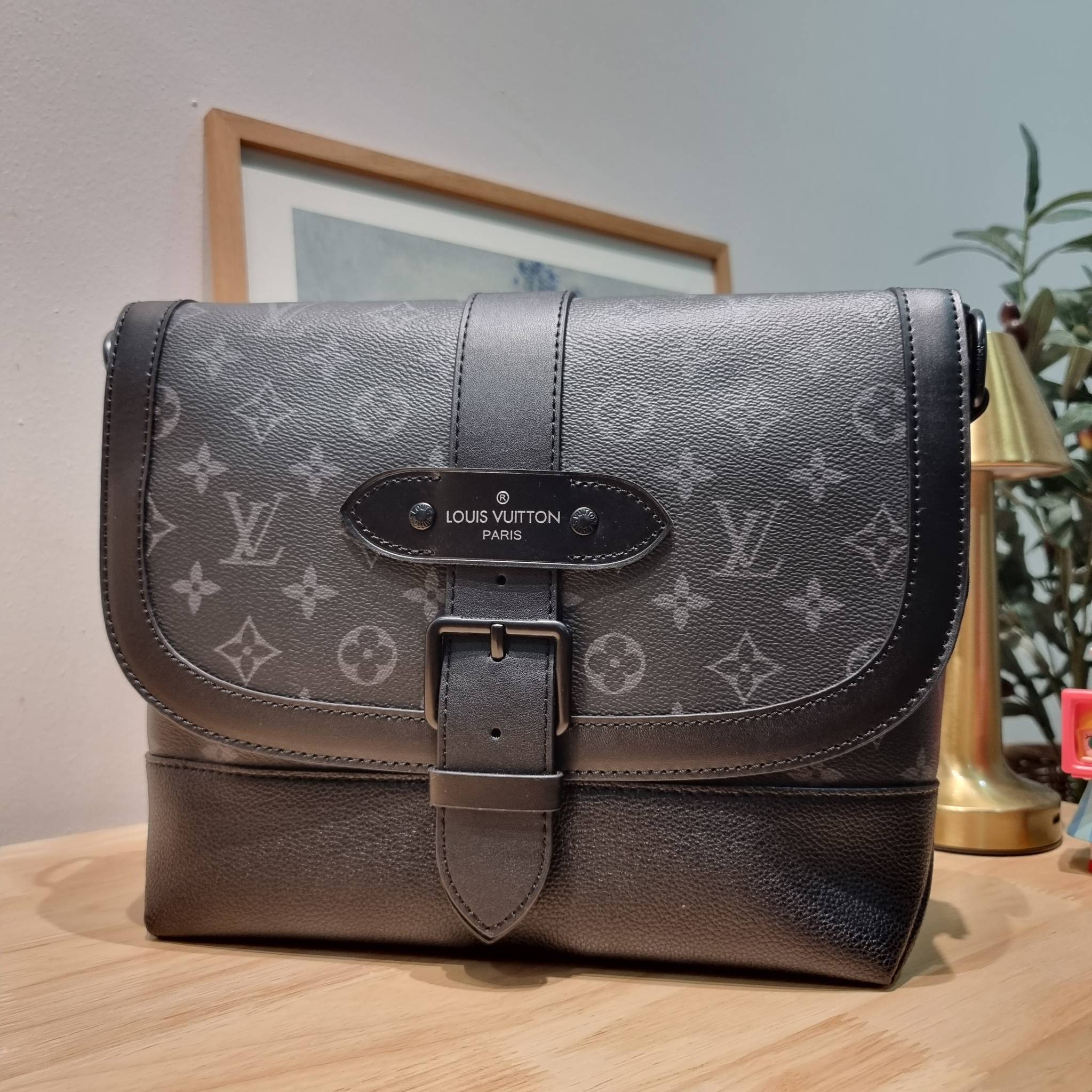 LV SAUMUR MESSENGER Monogram Eclipse Canvas Bag คอลเลคชั่นสุดหล่อ ใหม่ก่อนใคร กับกระเป๋าสะพายทรงแมสเซ็นเจอร์สำหรับหนุ่มๆ ดีไซน์คลาสสิคแฝงดีเทลความหรู