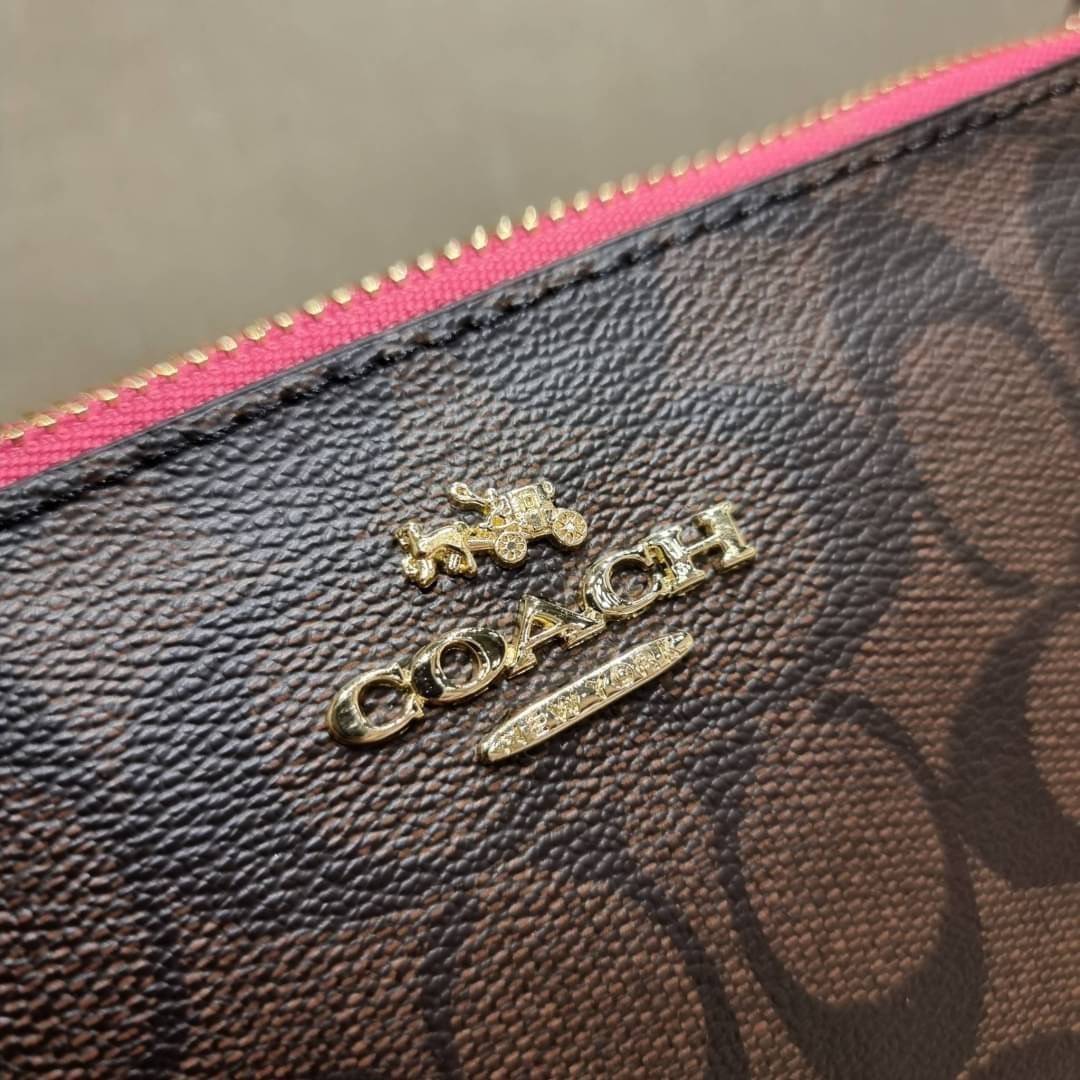 COACH 36674 TOP HANDLE POUCH IN SIGNATURE JACQUARD กระเป๋าทรงพอช ยอดฮิต ยกขึ้นแท่น ด้วยดีไซน์ที่ออกมาให้ใช้งานได้ง่าย ขนาดกำลังเหมาะ วัสดุหนังแคนวาสทนทาน ดีไปหมดขนาดนี้!! คุณลูกค้าถึงสั่งกันรัวๆจริงๆ ภายในโล่งกว้าง ใส่โทรศัพท์ได้ทุกรุ่น มาพร้อมสายคล้องแขน