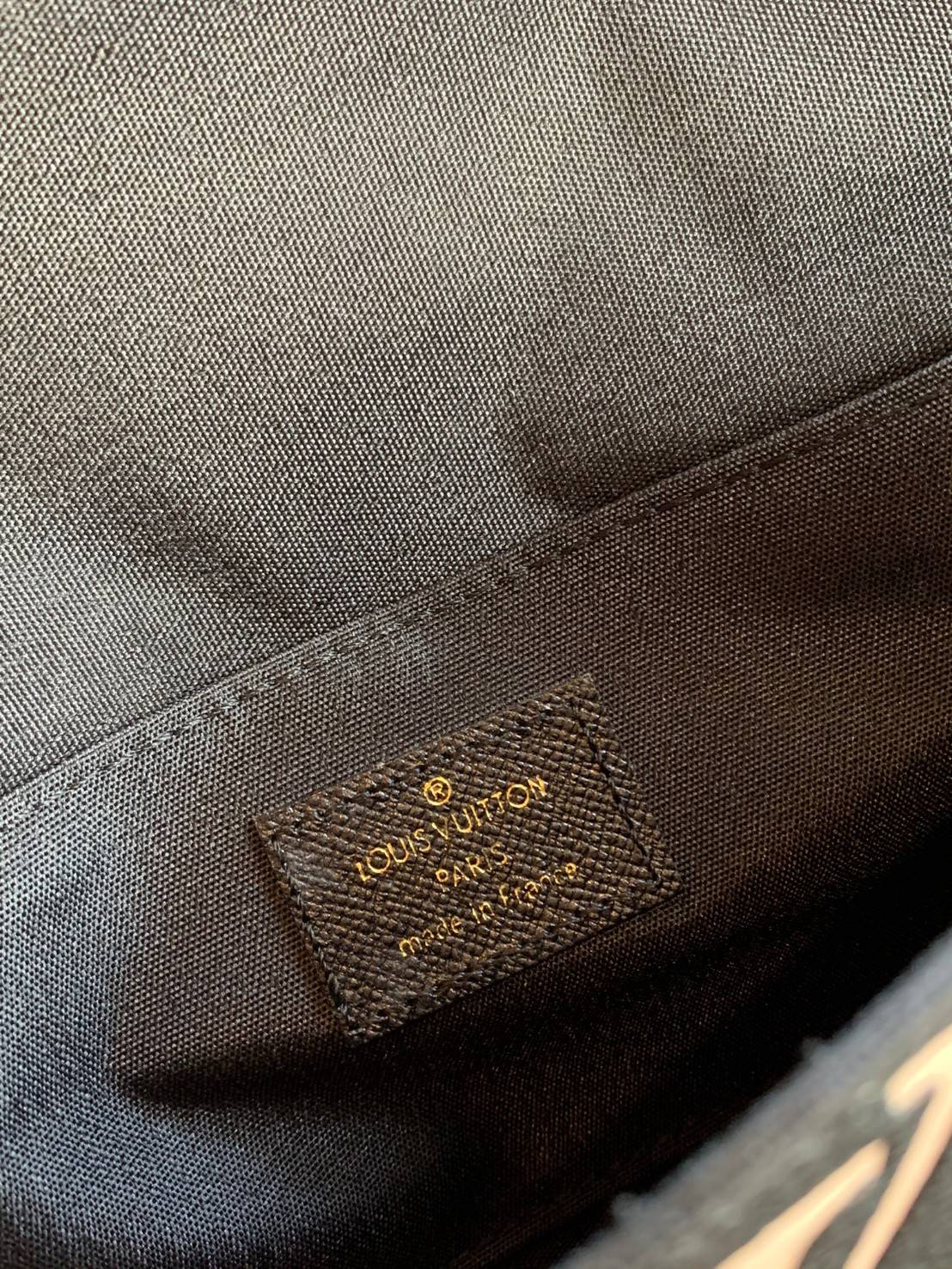 VIP 】Louis Vuitton Pochette Felicie ใบจริงหนังสวยมากๆค่า! ✔️กระเป๋าแบบคลัท มีสายสะพายโซ่มาให้ด้วยค่ะ ✔️หนังแกะสังเคราะห์อย่างดี ลายหนังสวย ปั้มลายแบรนด์ทั้งใบ ✔️รุ่นนี้มาพร้อมกระเป๋าเล็ก สำหรับใส่บัตรได้1ใบ//ใส่ธนบัตรแบบมีซิปรูดอีก1ใบ