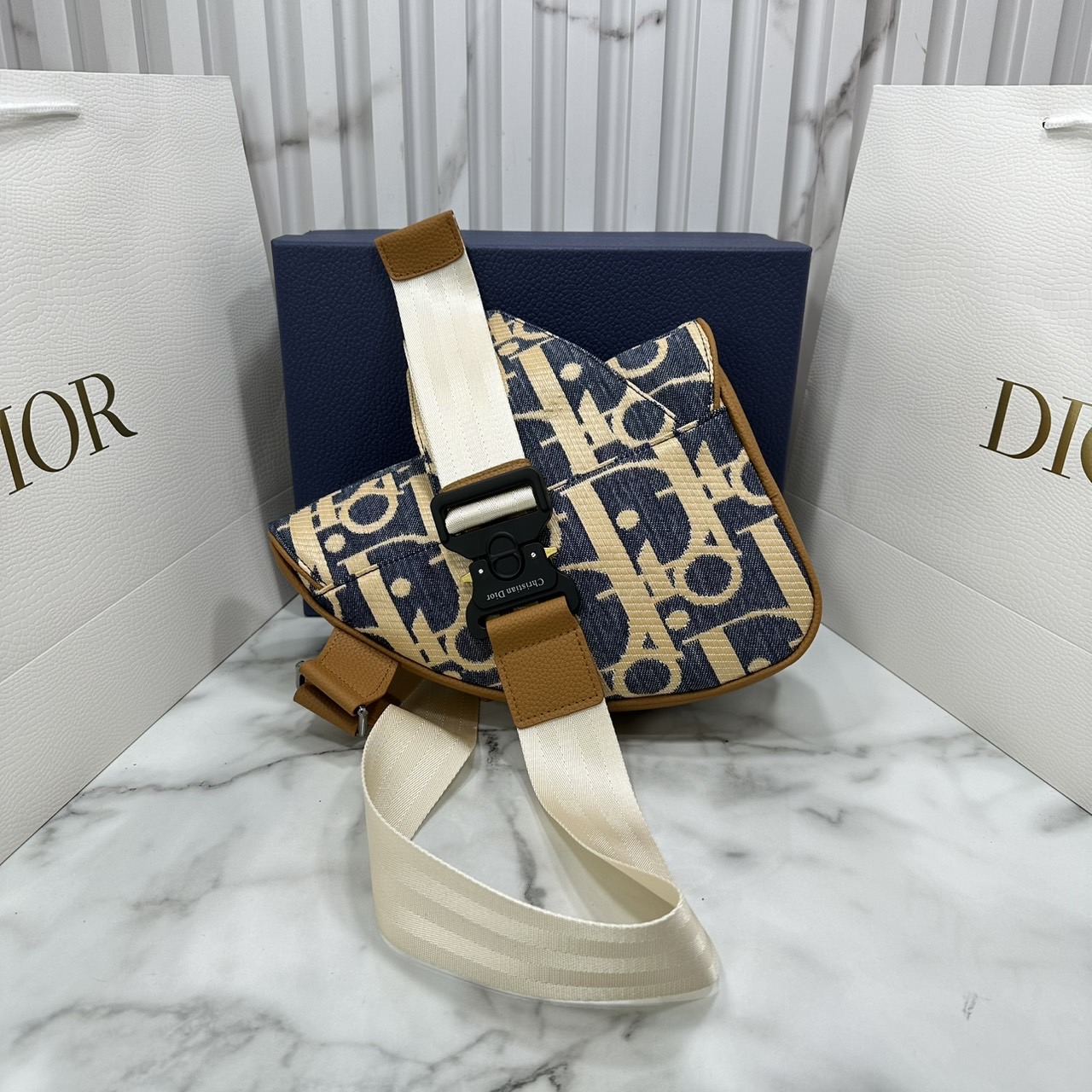 ORI หนังแท้ | DIOR Saddle Bag Blue and Beige Raffia-Effect Denim with Brown Grained Leather กระเป๋าสะพายคาดอก สัญลักษณ์สุดคลาสสิก ผ้าเดนิมลายแจ็คการ์ด Oblique พิมพ์ลายราฟเฟีย นำเสนอรูปแบบใหม่ให้กับไอคอนประจำแบรนด์