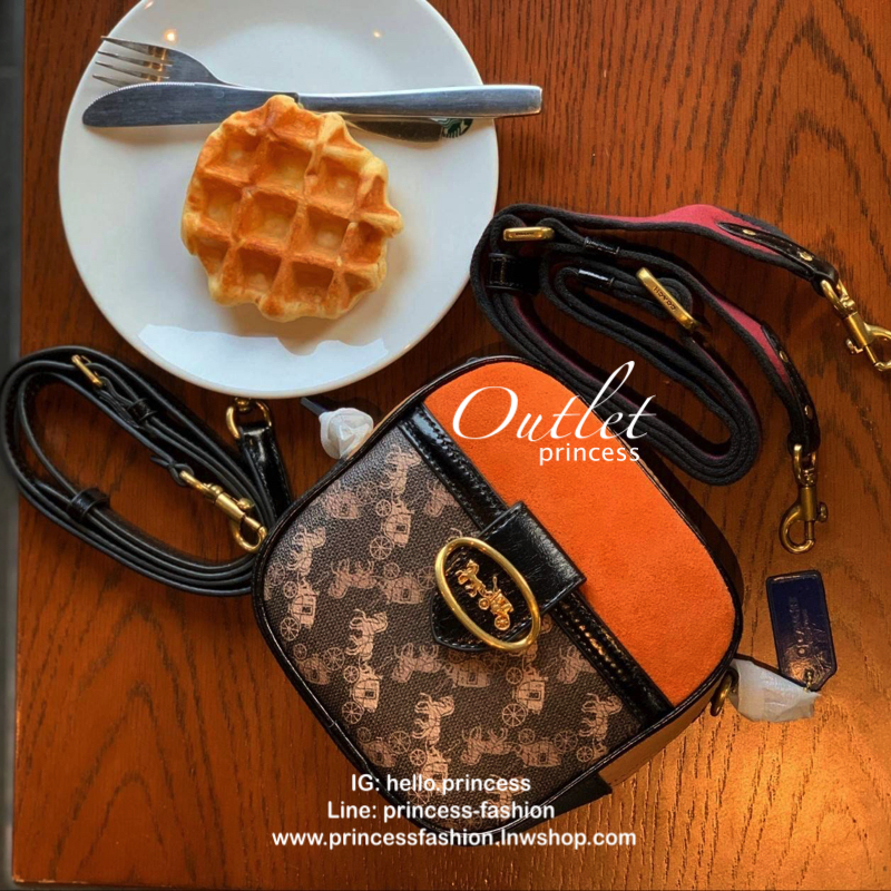 COACH KAT CAMERA BAG WITH HORSE AND CARRIAGE PRINT กระเป๋าสะพายข้าง crossbody, size mini กำลังน่ารัก วัสดุหนังแท้ + หนังกลับ สวยหรู classic ลงตัว ด้านหน้า ประดับ logo brand มีช่องเล็ก ช่องหลักเปิดปิดด้วยซิป ใส่ wallet สั้น มือถือ size ปกติ และของใช้จุกจิก