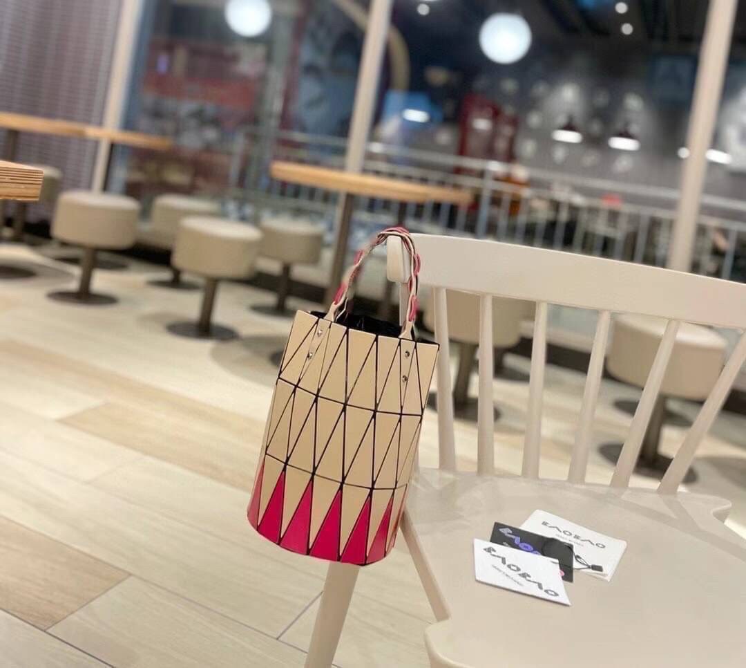BAOBAO ISSEY MIYAKE BUCKET BAG / BAOBAO BASKET / ZIG-ZAG PATTERN TRIANGLE BASKET HANDBAG ภาพสินค้าถ่ายจากงานขายจริง ใช้งานต่างประเทศได้ค่ะ