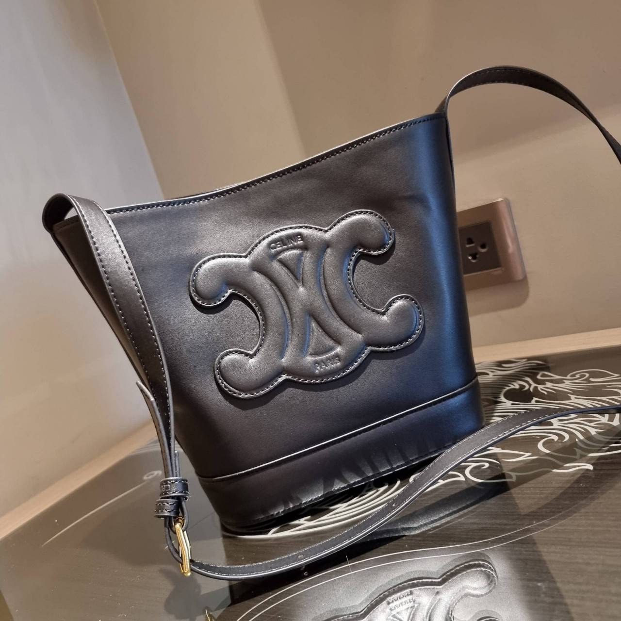 VIP 】CELINE BUCKET BAG CUIR TRIOMPHE คอลเลคชั่นใหม่ ฮิตข้ามปี กับกระเป๋าสะพายทรงถัง ใช้งานง่ายที่สุด สายสะพายในตัว ปรับใช้ได้เลย วัสดุหนังวัว เรียบหรู ผู้ดีไปอีก โดดเด่นด้วยโลโก้เอกลักษณ์ มีกระดุมปิดที่ปากกระเป๋า ภายในโล่งกว้าง ใส่ของแบบจุๆไปเลย เป็นรุ่นท