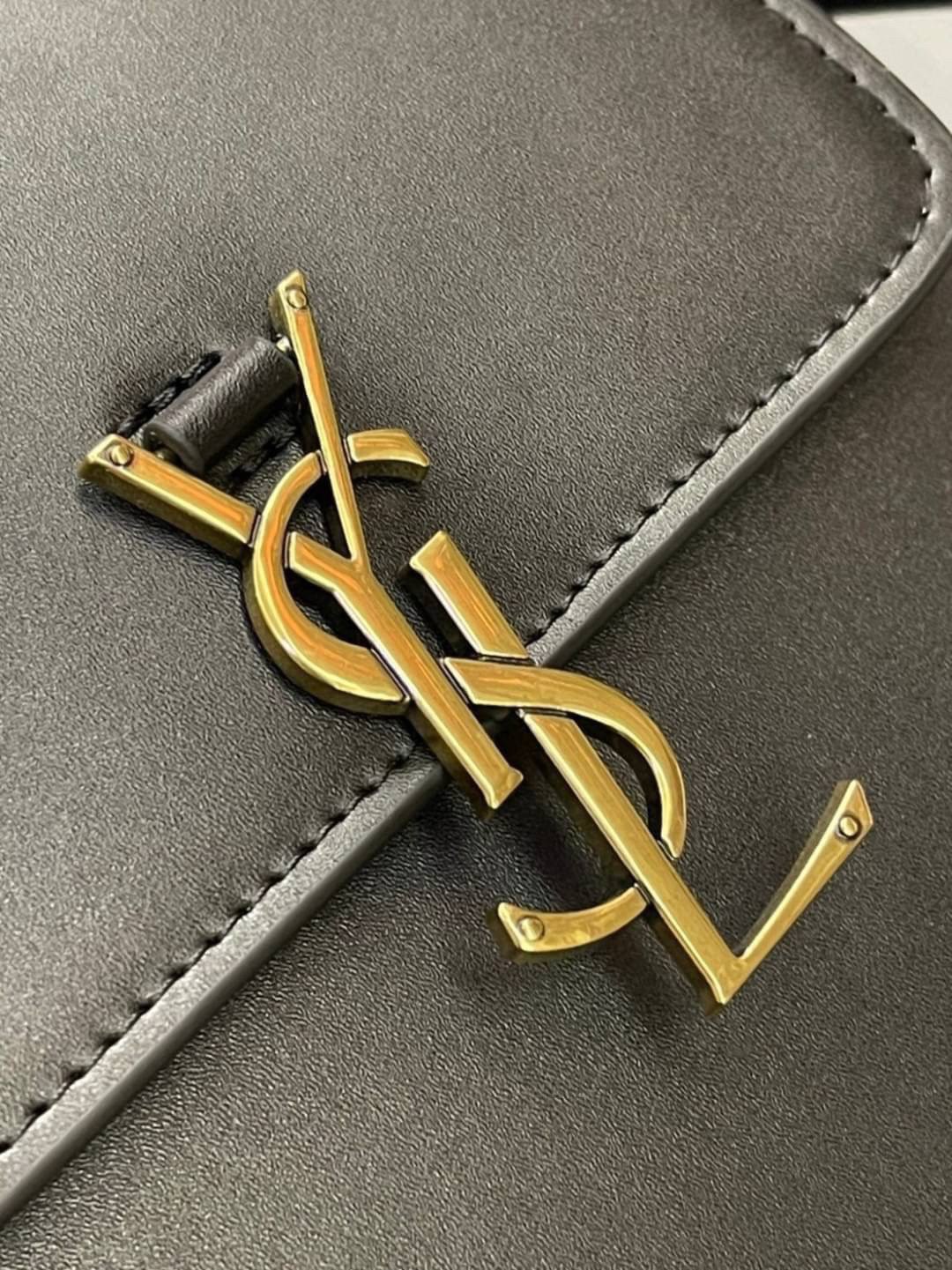 หนังแท้ YSL Yves Saint Laurent small leather shoulder bag กระเป๋าสะพายทรงเหลี่ยมแนวตั้งดีไซน์สวยหรูอยู่ทรงมีโลโก้แบรนด์ด้านหน้า อะไหล่ทองสวยหรู ภายในโล่งกว้าง สายสะพายหนังยาวปรับระดับได้ Rare items เด็ดๆแบบนี้ห้ามพลาด!