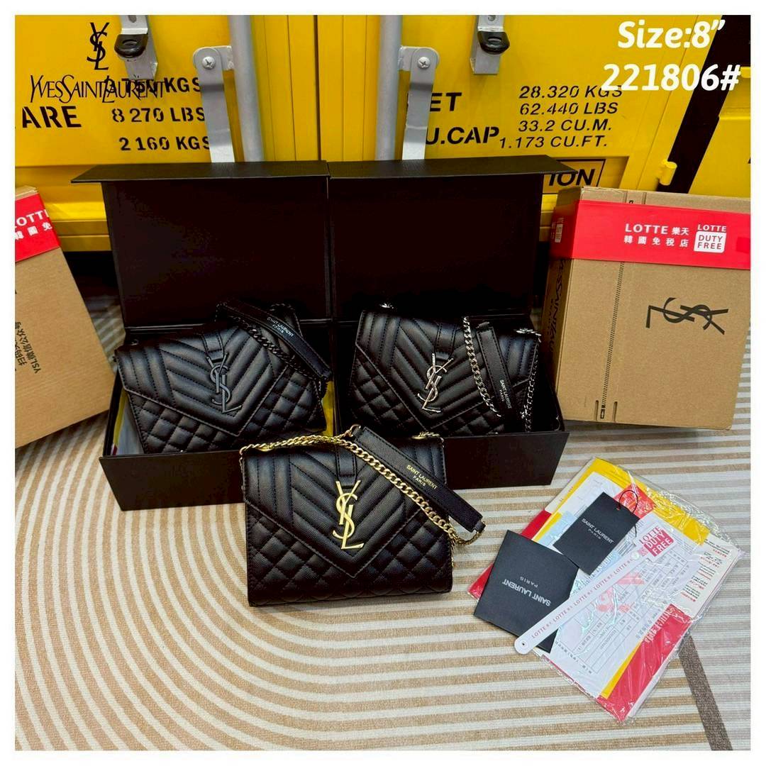 YSL envelope medium in matelassé leather shoulder bag กระเป๋าสะพายไหล่สุดฮอต โทนสีดำขับผิวสวยคลาสสิคตลอดกาล ทรงสวยดีไซน์เรียบหรู ดูติดแกลมสุดๆ โดดเด่นด้วยโลโก้ด้านหน้า เพิ่มดีเทลความผู้ดี