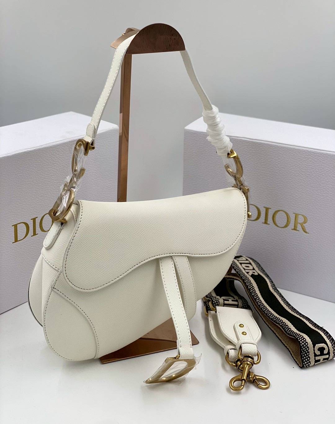 ORI หนังแท้ | DIOR Saddle Bag with Strap Grained Leather กระเป๋าถือ/สะพายทรงอานม้า รุ่นยอดนิยมที่มีเอกลักษณ์สวยงามเหนือกาลเวลา ลูกเล่นห้อยด้วยตัวอักษร D ตรงหูหิ้วมีกิมมิค CD สวยหรูดูแพง