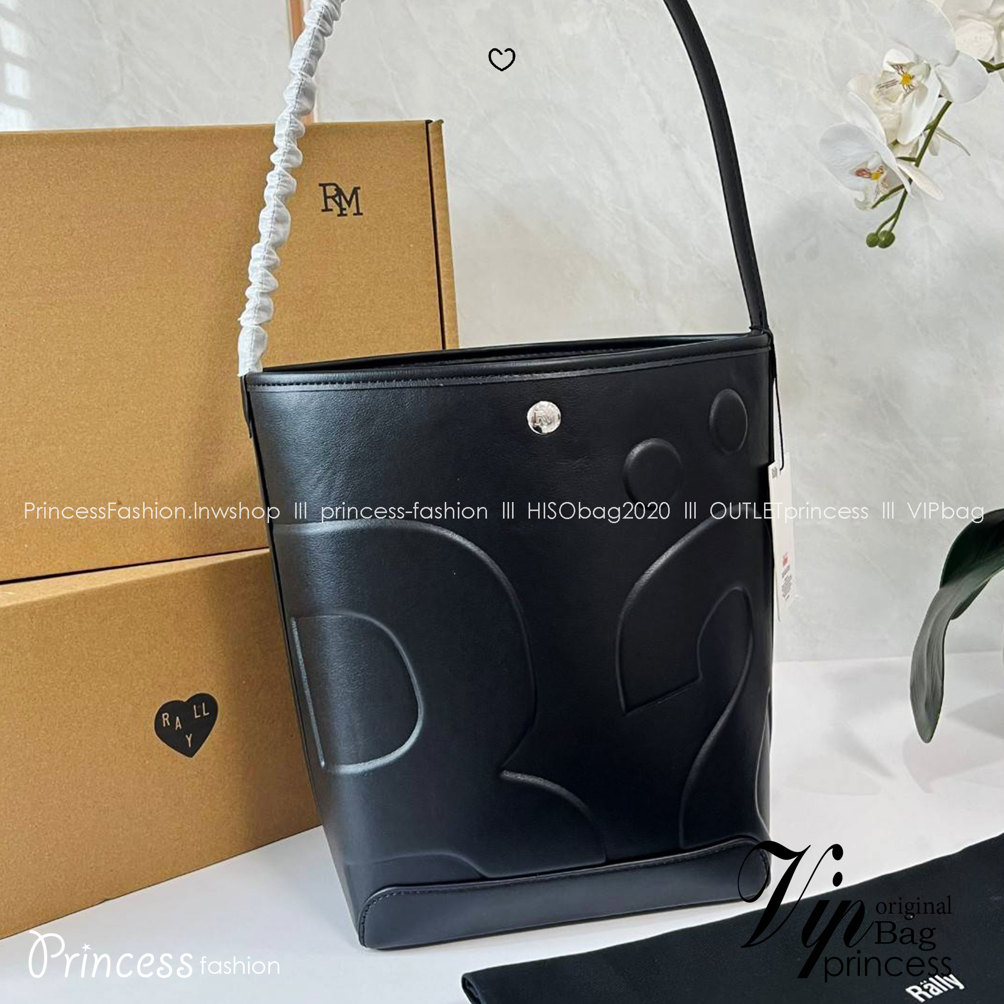 Rally The Bag Whisper กระเป๋าทรงบัคเก็ตงานหนังรุ่นใหม่ ฮอทติดลมบน มาแรงสะพายกันทั่วบ้านทั่วเมือง สายแบกสายขนห้ามพลาดจุของได้เยอะ รุ่นหนังผิวสัมผัสนิ่มมือ ทนทานและจุสิ่งของได้ครบครัน