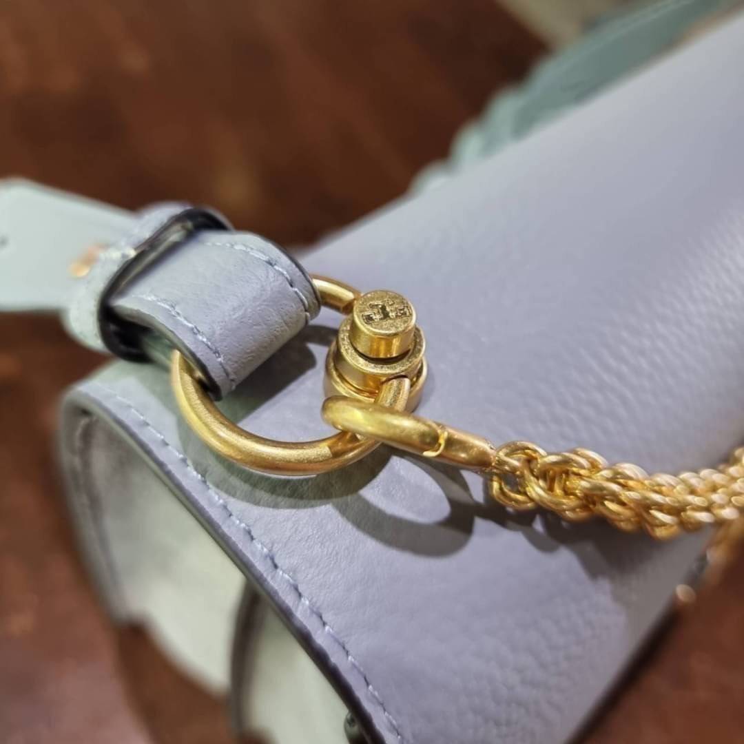 TORY BURCH MILLER SHOULDER BAG รุ่นยอดนิยม รุ่นหายาก รุ่นที่สาวๆตามหา ใบนี้เลย!! สวยหรู ผู้ดีทุกสี กระเป๋าสะพายไหล่ ดีไซน์อยู่ทรง คลาสสิคแฝงความหรูด้วยโลโก้สีทองอร่ามโดดเด่น วัสดุหนัง pepble สลับหนังวัวแท้ เปิด-ปิดด้วยกระดุมแม่เหล็ก ภายในโล่งกว้างมาก แบ่ง