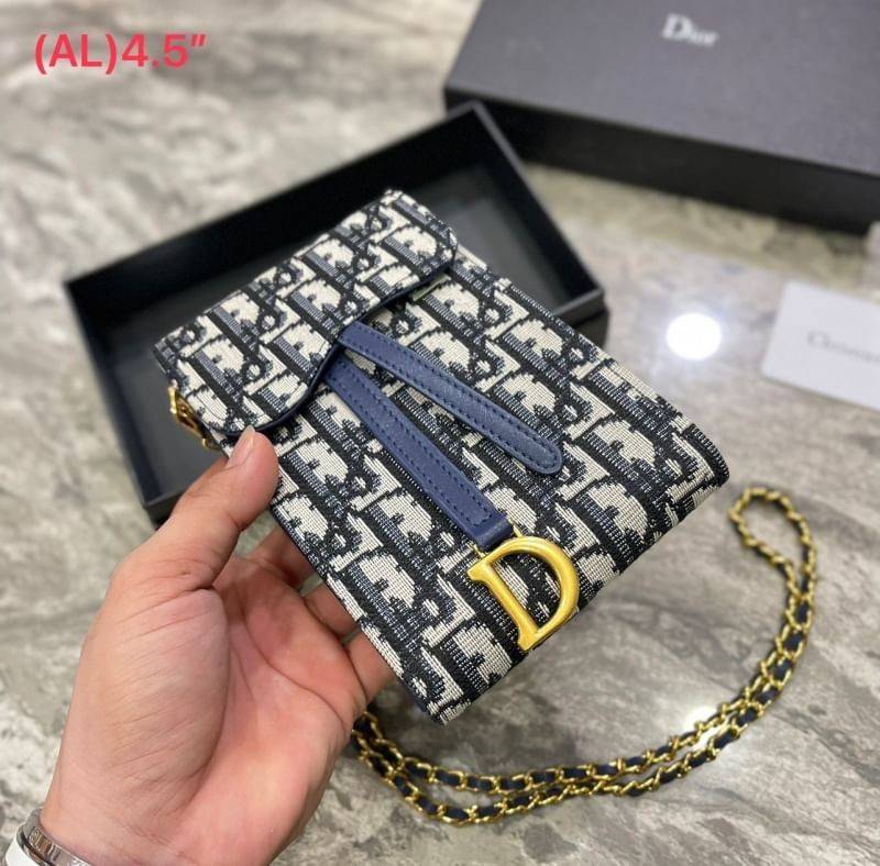 DIOR Phone Bag / DIOR Vertical Saddle Pouch Blue Dior Oblique Jacquard กระเป๋าใส่โทรศัพท์เอกลักษณ์ของความหรู สายสะพายโซ่อะไหล่ทองสวยงาม ด้านหน้าโดดเด่นด้วยซิกเนเจอร์แบรนด์ เป็นอีกหนึ่งรุ่นที่ดาราเชเลปใช้กันเยอะ แนะนำค่ะ