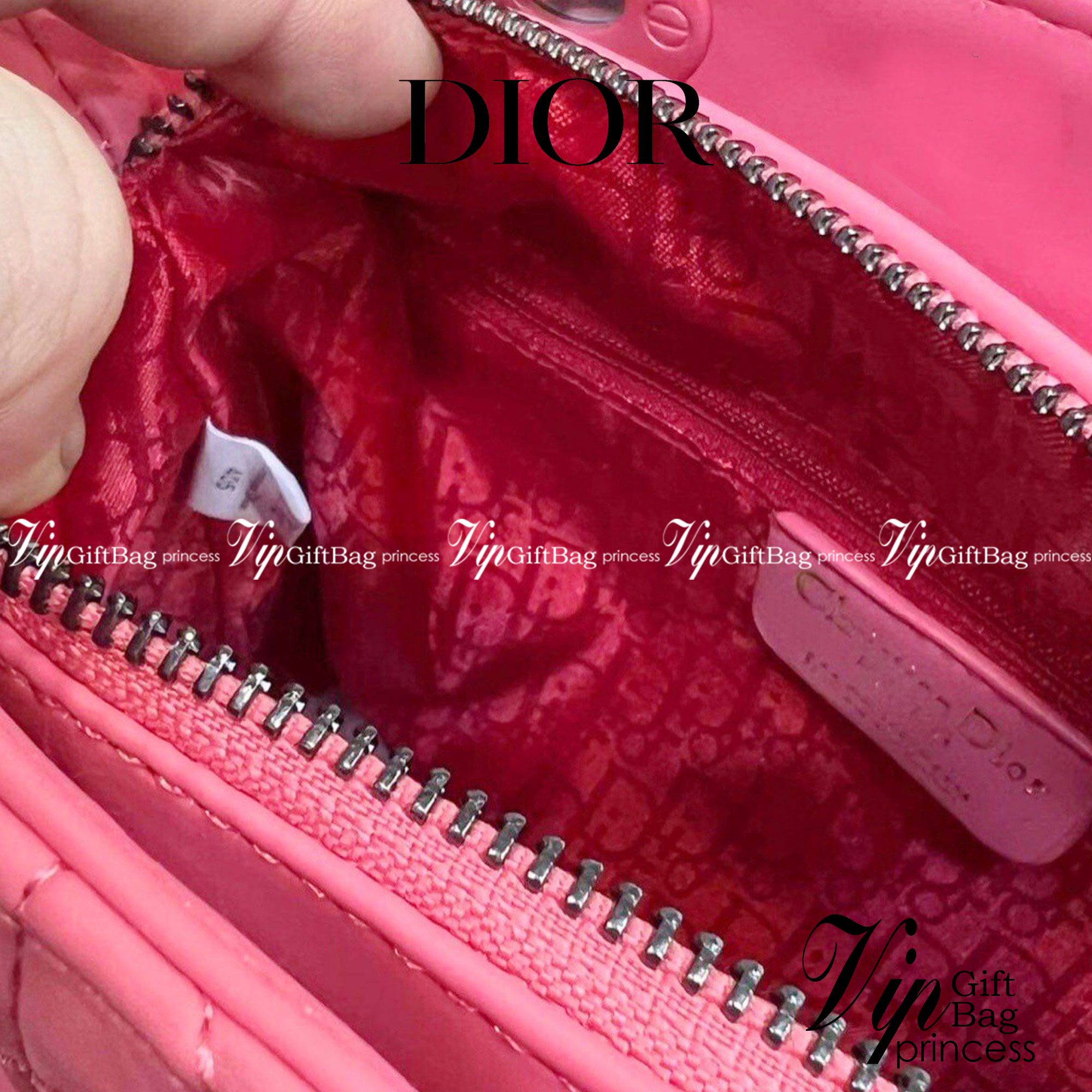 DIOR CD LADY BAG / Christian Dior Lady Dior Ultra-Matte Bag 9.5" ขนาดกำลังดี ใส่ของได้เยอะเลยค่ะ พร้อมส่ง 5 โทนสีพาสเทลหวานๆ น่ารักละมุน ตัวห้อยโลโก้โทนสีเดียวกับกระเป๋า น่ารักมากค่ะ ดีไซน์เรียบง่าย แต่แฝงไปด้วยความหรูหรา วัสดุหนังแท้ ทรงกล่องคลาสสิค