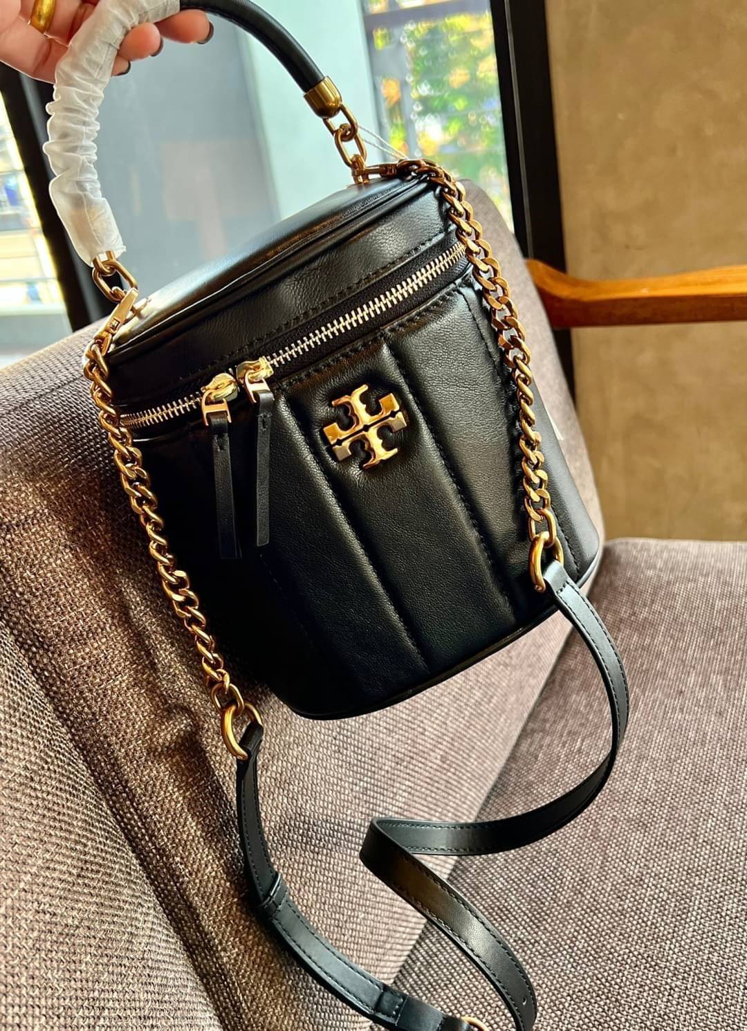 KIRA VANITY SHEEPSKIN / Tory Burch Kira Sheepskin Chain Messenger Handbag ((138999)) ที่สุดของความสวย ที่สุดของความLuxurious พร้อมส่งที่ไทย ล่าสุด! กับกระเป๋าหิ้วก็หรู สะพายข้างก็เริ่ด