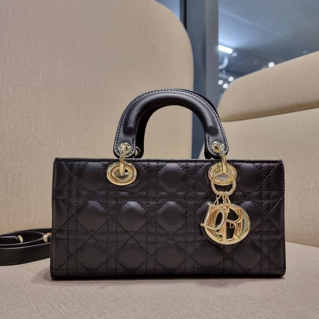 Medium Lady D-Joy Bag Cannage Lambskin / CD LADY D-JOY BAG ดีไซน์ใหม่ อัพเลเวลความหรู กับกระเป๋าสะพายข้างที่รอบนี้ดีไซน์รูปทรงโฉมใหม่ ใช้งานง่ายขึ้น สะดวกใช้มากขึ้น