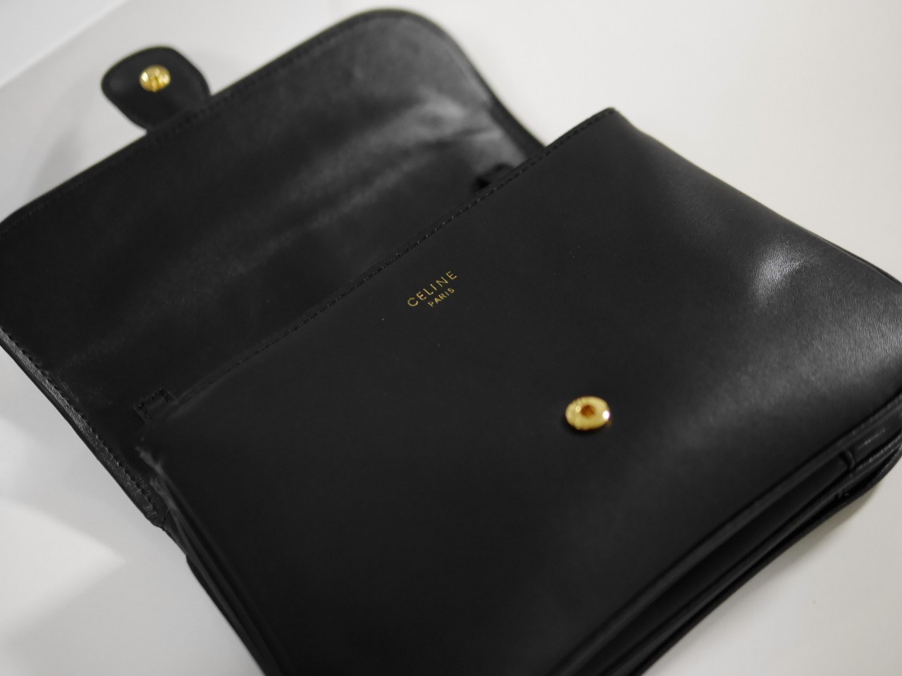 Celine Medium Tabou In Smooth Calfskin พร้อมส่งรุ่นใหม่แล้วค่า กับ CELINE SHOULDER BAG หนังเรียบสวยหรู ปรับดับพวงกุญแจสีทองด้านหน้า ด้านในเปิดด้วยด้วยกระดุม แบ่งช่องใส่ของออกเป็นสัดส่วน พร