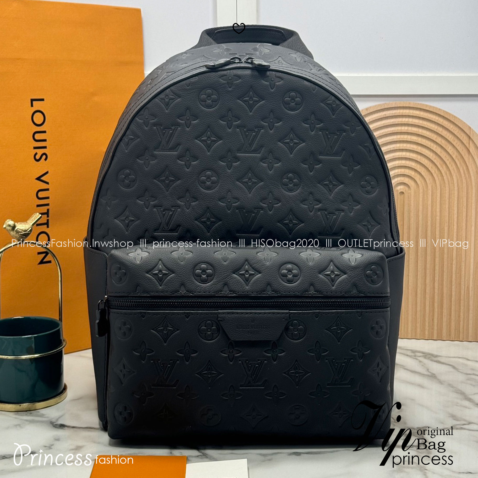 LV Racer Backpack กระเป๋าเป้สะพายหลัง รุ่นนี้สะท้อนถึงความสปอร์ตและเทห์ด้วยหนัง Monogram Shadow หนังแท้เนื้อนุ่มสีดำสง่างาม