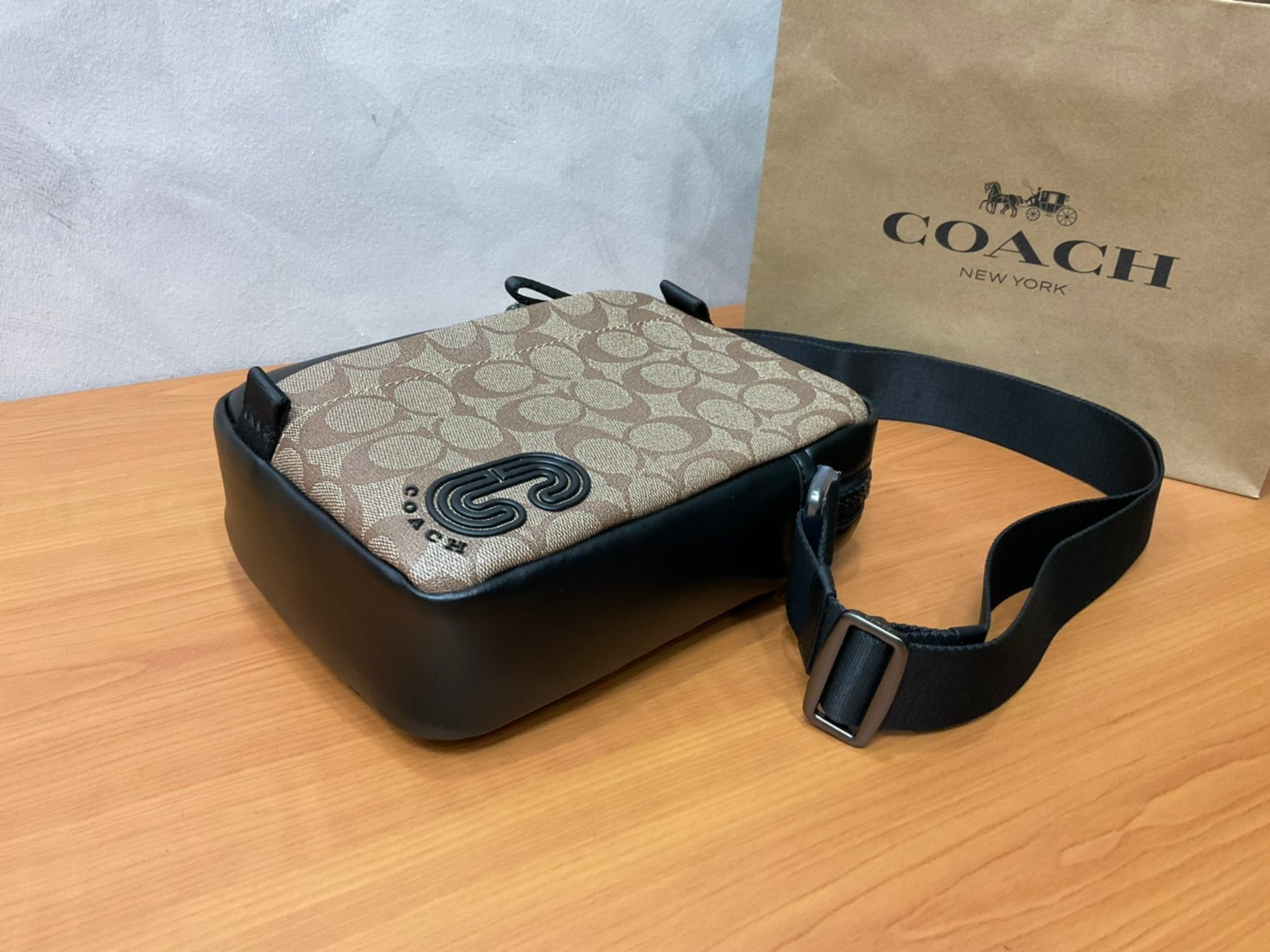 COACH NORTH/SOUTH EDGE CROSSBODY (COACH 5626) IN SIGNATURE CANVAS (COACH 6788) กระเป๋าสะพายผู้ชาย กระเป๋าสะพายรุ่นใหม่ ชนช็อป (!!)รุ่นหายาก สี COBALT MULTI วัสดุทำจาก หนังลูกวัวแท้ เนื้อเรียบ พิมพ์ลาย ขนาดกำลังดี