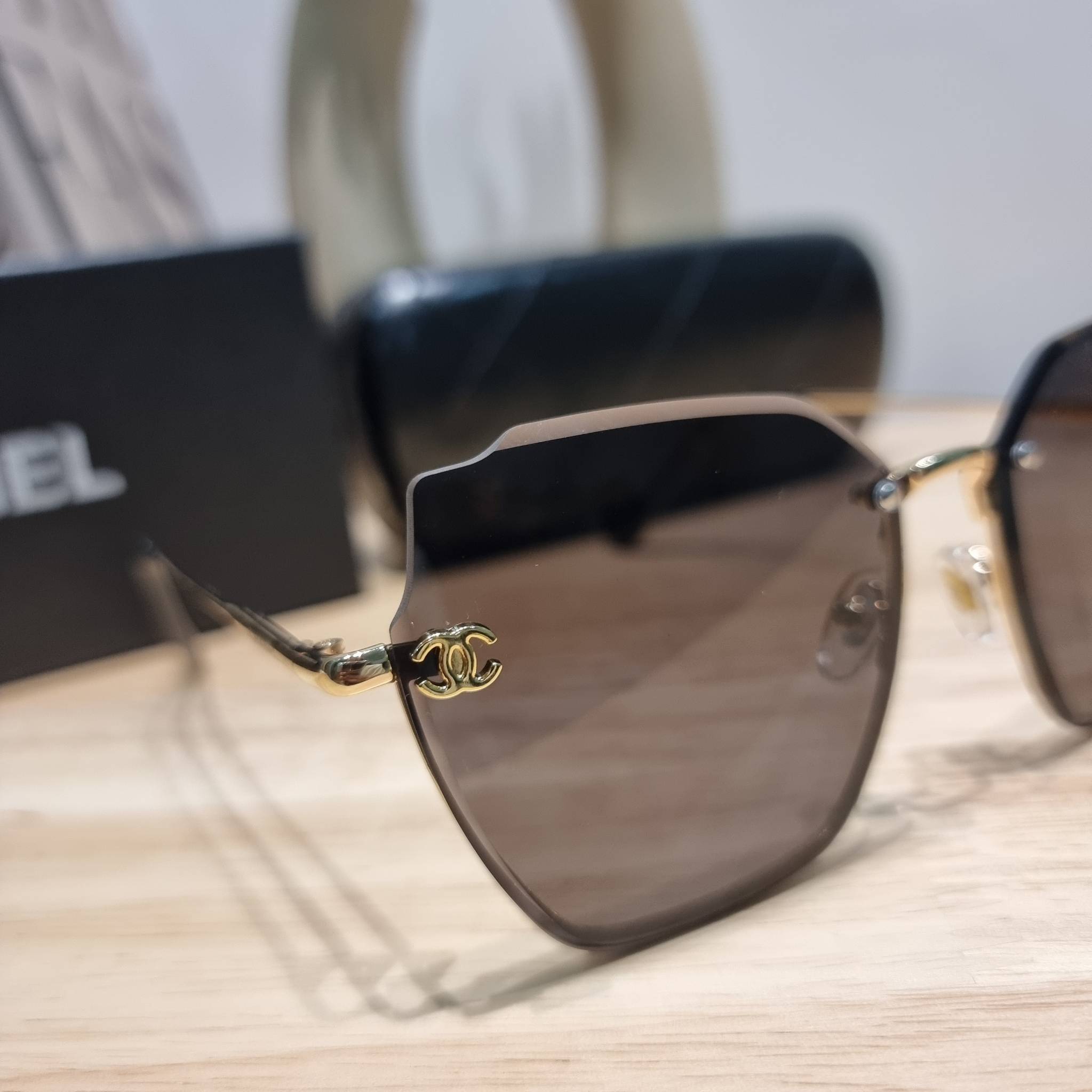 Chanel Sunglasses UV protection gift Box set สุดคุ้ม มาพร้อมอุปกรณ์ครบเซ็ท ดีไซน์ชิคมากแม่!! รับรองไม่ซ้ำใคร ใส่เสริมโหงวเฮ้ง ดูผู้ดี มีพกติดตัวไว้ไม่ตกเทรนด์ ใช้ได้ทุกโอกาส