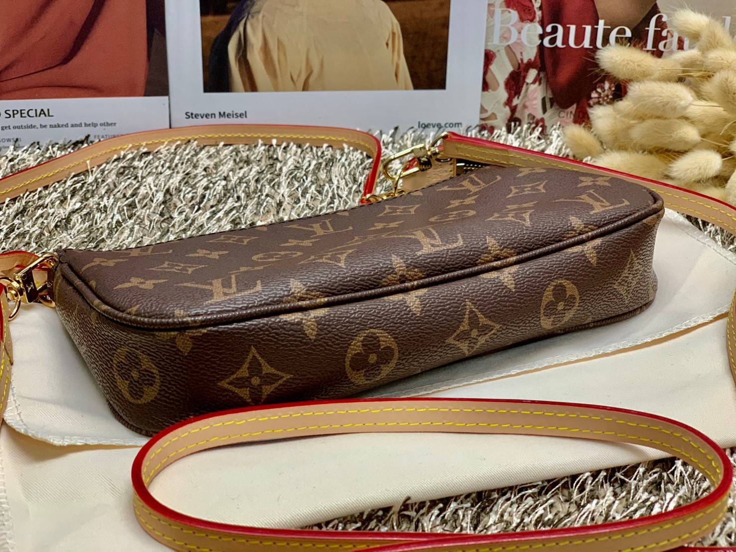 น้องน่ารักน่าใช้มากๆค่ะ LOUIS VUITTON POCHETTE ((Premium Gift Lv)) กระเป๋าหิ้ว//คล้องไหล่//สะพายข้าง//หรือถือแบบคลัท ชิลๆได้เลยค่า หนังแกะแท้นิ่มสวย เปิดปิดกระเป๋าแบบซิป ภายในสามารถใส่กระเป๋าเงินใบกลางได้; มือถือได้;พาสปอร์ตได้;ของจำเป็นจุกจิกสาวๆได้เยอะเ