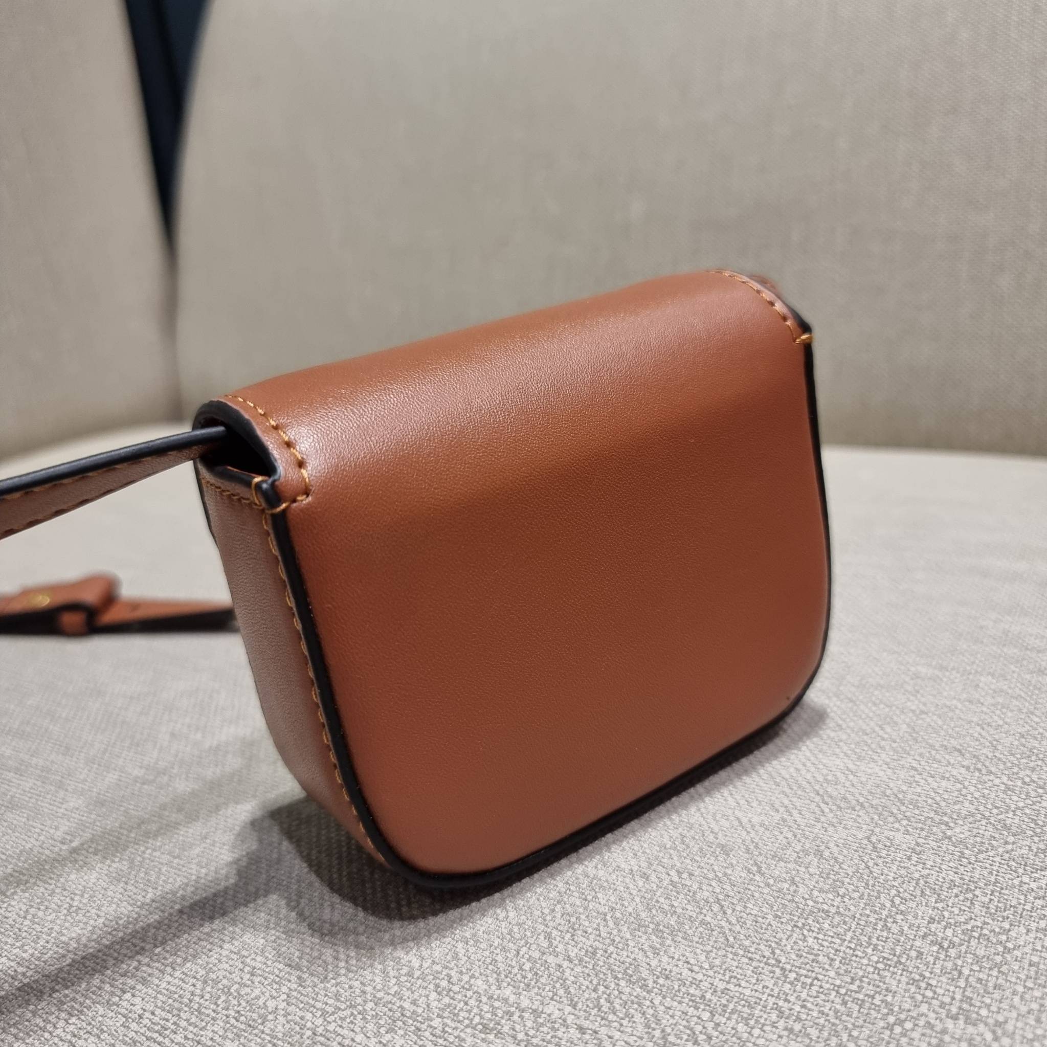 CELINE TRIOMPHE MINI BAG แรร์ไอเท็ม สีลิมิเต็ดในไซส์มินิ กับกระเป๋าสะพายที่เล็กแต่ปังมาก!! ดีเทลเรียบแต่หรู วัสดุหนังแท้ สีคลาสสิค เปิด-ปิดด้วยกระดุมแน่นหนา ภายในเป็นช่องโล่ง สายสะพายถอดได้ ปรับได้ตามชอบ ใบนี้สามารถใส่บัตร ใส่ธนบัตรได้ พกเป็นกระเป๋าสตางค์