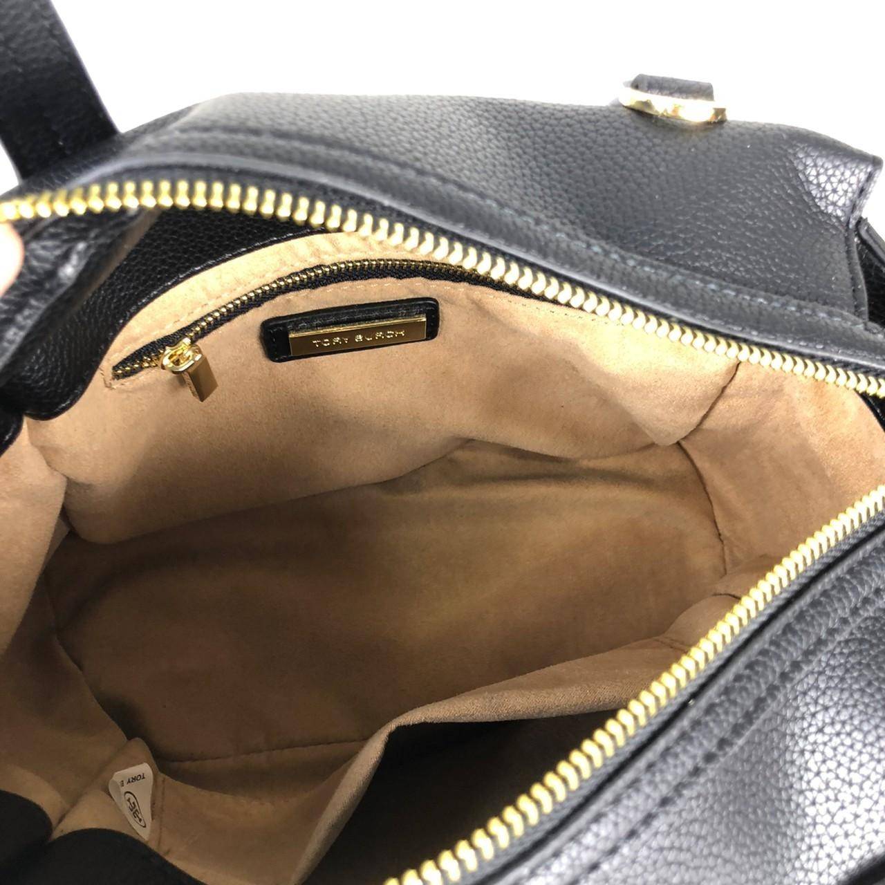 TORY BURCH Handbag / TORY BURCH shoulder bag พร้อมส่งที่ไทย กระเป๋าถือ หรือสะพาย TORY BURCH เปิด - ปิดกระเป๋าด้วยซิป ด้านในมีช่องซิป 1 ช่อง ช่องใส่ของ 1 ช่อง หูจับสูง 12 cm มาพร้อมสายสะพายยาว สามารถถอดและปรับได้ 3 ระดับค่ะ