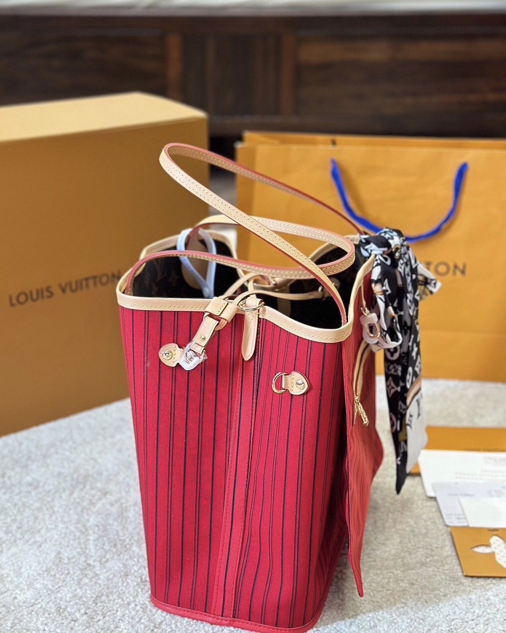 LV Neverfull Bandoulière Inside Out MM กระเป๋าทรงโท้ทรุ่นใหม่ล่าสุด ใช้ได้ 2 ด้าน ภายในสีสดใสมีชีวิตชีวา เป็นการรังสรรค์สุดท้าทายครั้งใหม่ของกระเป๋ารุ่นไอคอนิกจากหลุยส์ ที่สุดของความหรูหรา