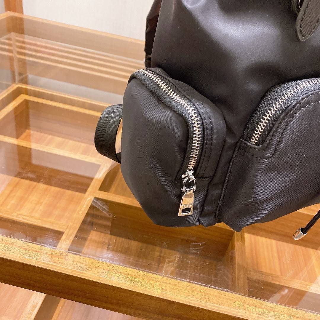 PRADA NYLON BACKPACK กระเป๋าสะพายเป้ วัสดุทำจาก ผ้าNylon คุณภาพดี สามารถกันน้ำได้ในระดับนึง เปิดปิดด้วยกระดุม จุของได้เยอะ สายสะพาย สามารถปรับได้ฟรีด้านหน้ามีช่อง ใส่ของได้ ด้านในมีช่องแบ่งหลายช่อง ใส่เอกสารA4 Ipad ได้ น้ำหนักเบา ใช้ได้ทั้งผู้ชายและผู้หญิ