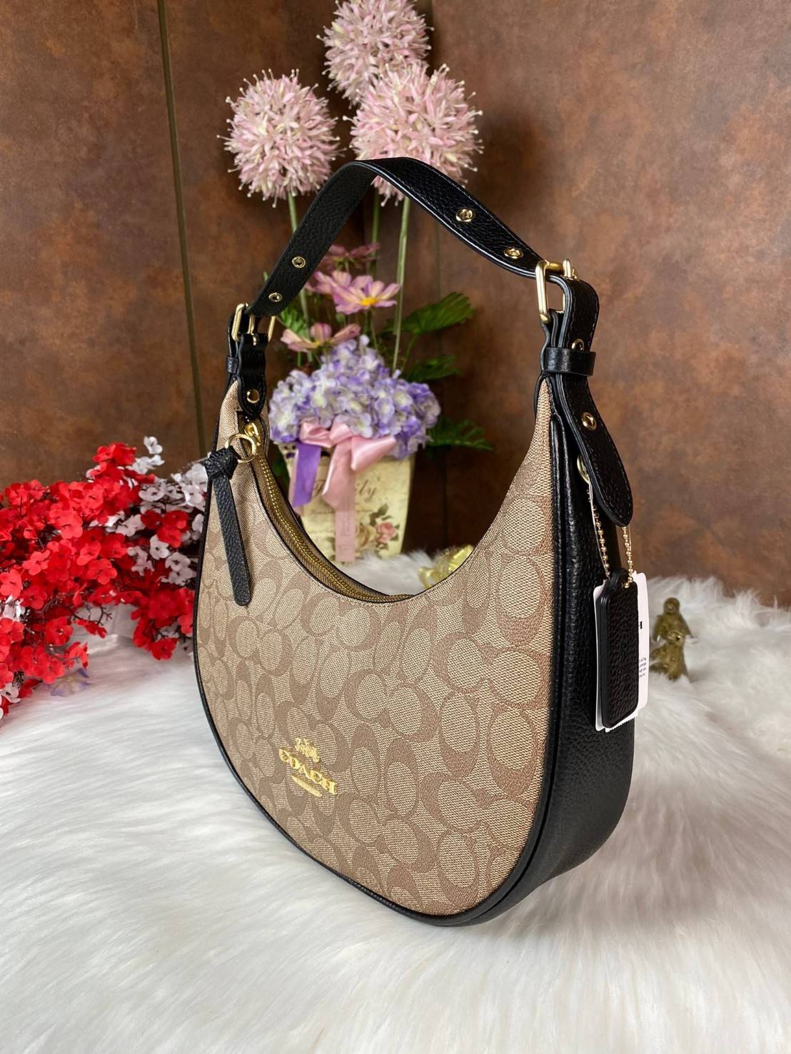 Coach Bailey Hobo With Whipstich Shoulder Bag (coachc1322) กระเป๋าcoach ทรงโค้งใช้แบบหิ้วหรือคล้องไหล่ก็ดูดี ใช้วัสดุหนังแท้ชั้นดี หนังสวยมากๆค่ะ ด้านหน้าใช้อะไหล่แบรนด์ตัวใหญ่ หรู ดูสะดุดตามีเดียว จุดเด่นตรงสายคือร้อยหนังเป็นสีเข้ากับตัวกระเป๋าได้สวยงาม 