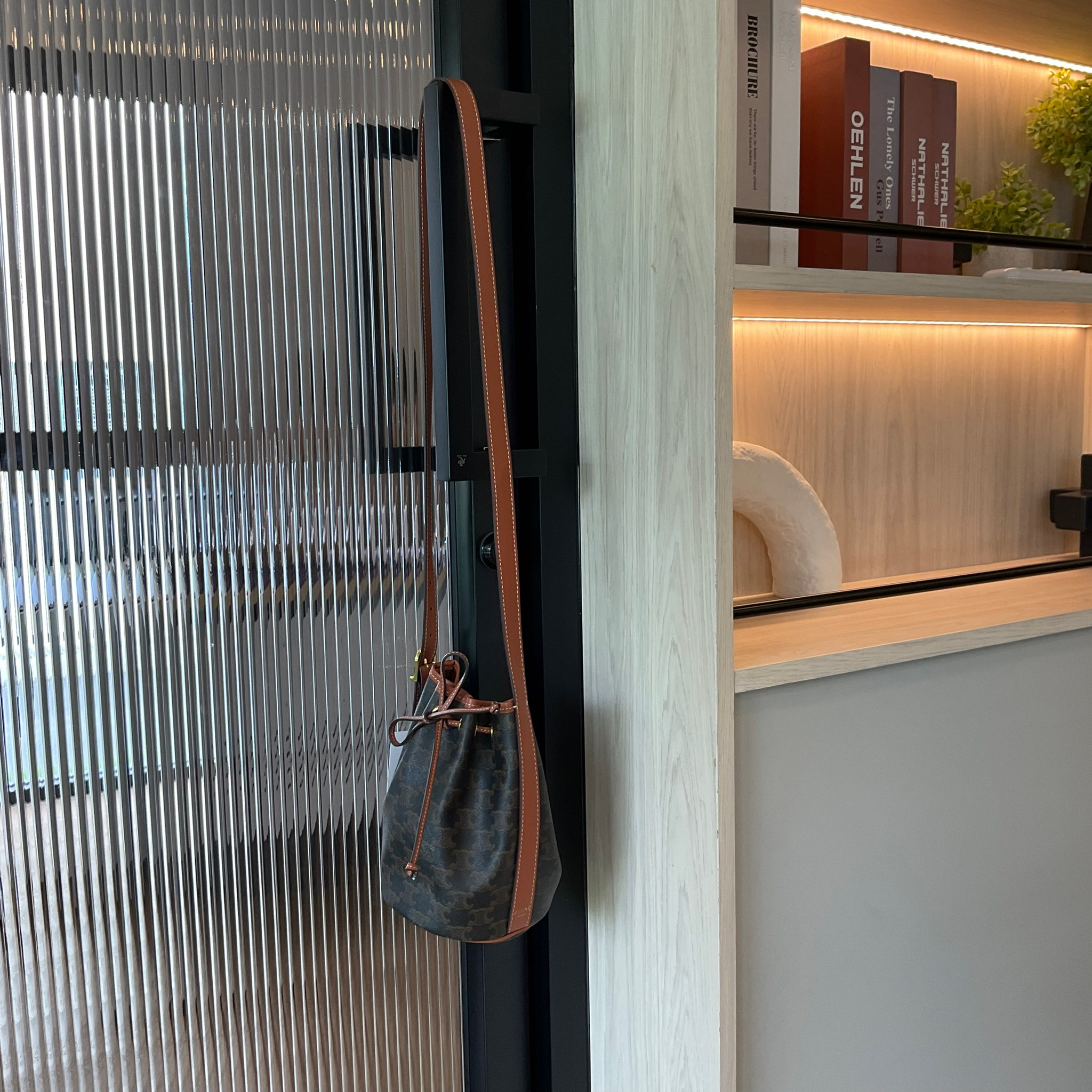 CELINE SMALL DRAWSTRING BAG IN TRIOMPHE ในรุ่นนี้ได้รับคำชื่นชมจากแฟชั่นกูรูทั้งหลาย เนื่องจากมีรูปทรงที่สุดแสนจะเรียบง่าย มีช่องใส่ของที่กว้าง ตัวกระเป๋าเป็นแบบหูรูด ช่วยให้เปิด-ปิดง่าย สะดวกต่อการใช้งาน