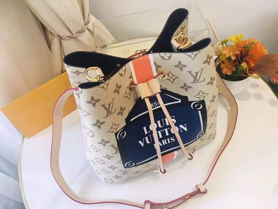 LV neonoe monogram canvas สีใหม่ อีกหนึ่งรุ่นท็อปฮิต ที่ไม่มีไม่ได้จริงๆ กับกระเป๋าสะพายทรงบัคเก็ตใบใหญ่ โดดเด่นและเป็นเอกลักษณ์ด้วยการตกแต่งลายพิมพ์เฉพาะลงบนผืนหนัง