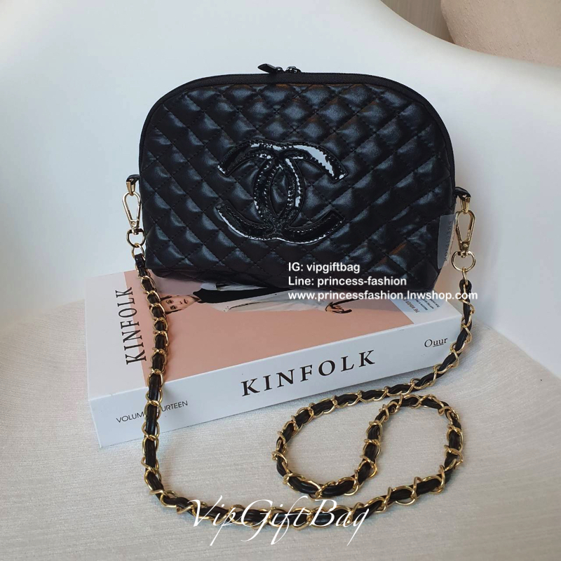 Chanel Clutch Bag With Chain VIP Gift ของแท้จาก Chanel Perfume Counter รุ่น Limited วัสดุหนังเรียบลายตารางเปิดปิดด้วยซิปแบรนด์อะไหล่ทอง ขนาดกำลังดี น้ำหนักเบา ภายในมีโลโก้และช่องซิป มาพร้อมสายสะพายโซ่ร้อยหนังถอดออกได้ ใส่กระเป๋าสตางค์ยาว + มือถือได้ทุกรุ่