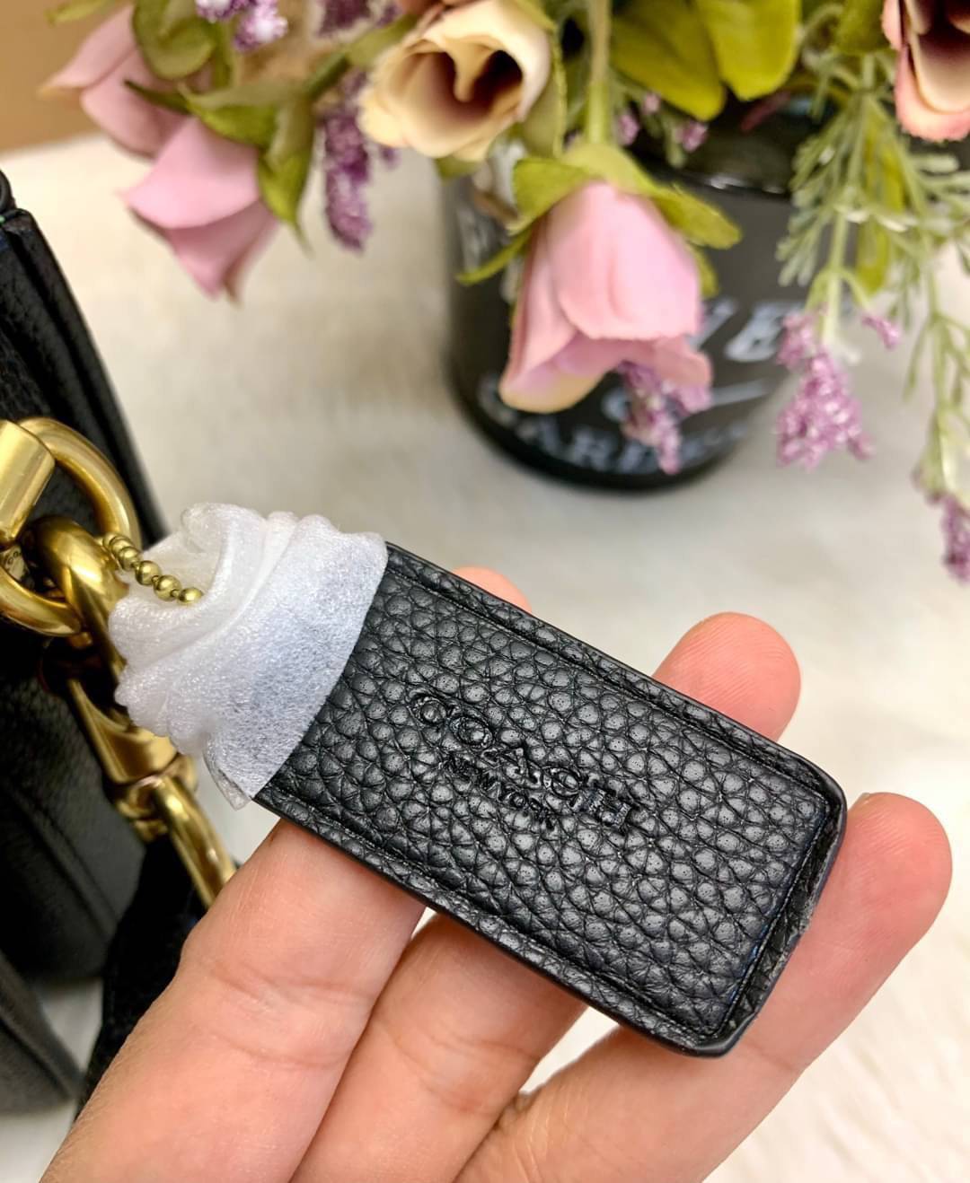 COACH CASSIE CROSSBODY BAG((68349//68348)) พร้อมส่งค่ะ! รุ่นฮิต กระเป๋าหิ้วได้//สะพายข้างหรือครอสบอดี้ร์ได้ หนังแท้นิ่มสวย เปิดปิดกระเป๋าแบบหมุนล็อค ภายในกระเป๋ามี3ช่องให้ใส่ของ แต่ล่ะช่องกว้าง สามารถใส่กระเป๋าเงินใบยาวได้;ของอื่นๆได้จุทีเดียวค่ะ ;มีช่องซ