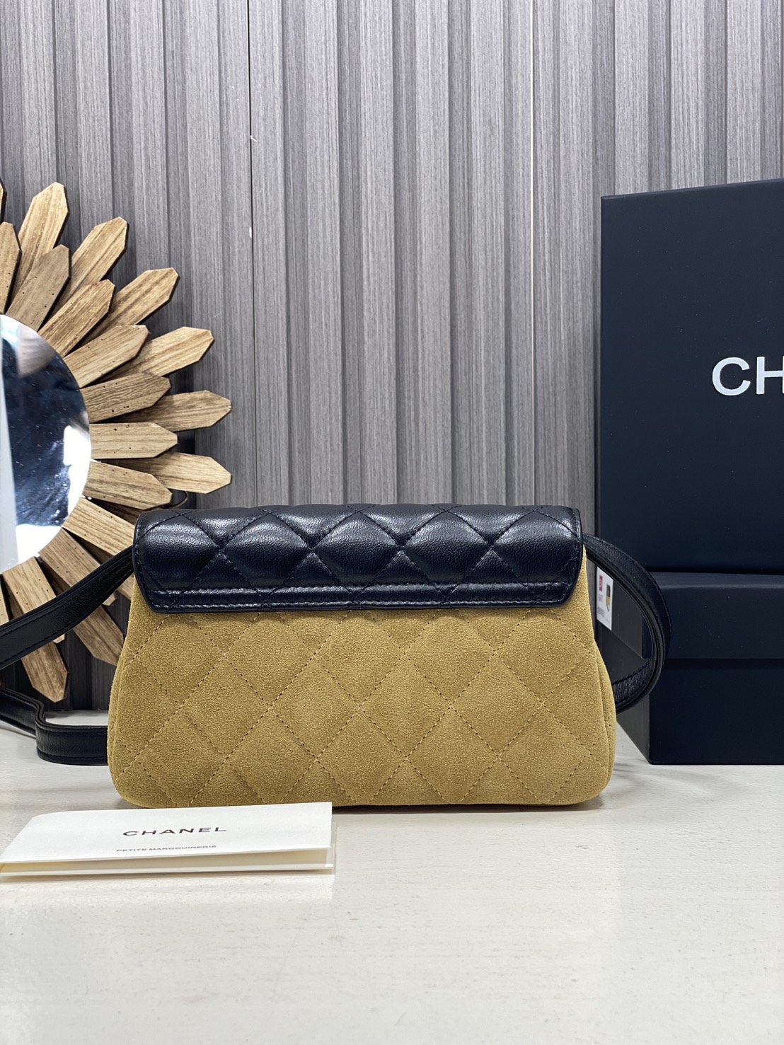 ORI หนังแท้ | Chanel Mini Flap Velvet Leather Bag กระเป๋าสะพาย ดีไซน์ทูโทนสุดไอคอนิก ฝาพับหนังตัวกระเป๋ากำมะหยี่โทนสีเบจ ตัดสีกันอย่างลงตัว สวยหรูโดดเด่น