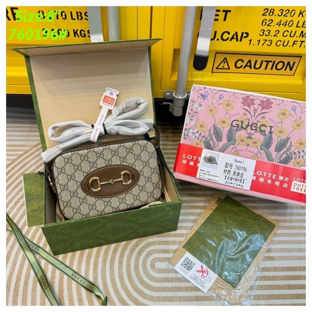 GUCCI Horsebit 1955 mini shoulder bag กระเป๋าสะพายทรง camera ที่สุดของความคลาสสิค ที่ใช้งานง่ายและคล่องตัว โดดเด่นด้วยอะไหล่โลโก้วินเทจเอกลักษณ์