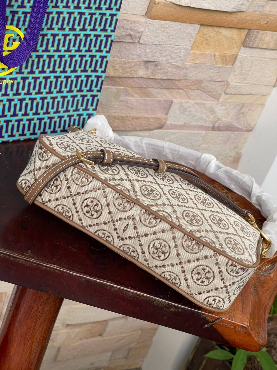 Tory burch T Monogram Jacquard Studio Bag กระเป๋า T Monogram Studio รูปทรงกระทัดรัด มาในสไตล์มินิมอลที่ถูกรังสรรค์อย่างปราณีตด้วยผ้าทอ jacquard เพื่อเฉลิมฉลองโลโก้กราฟฟิก ลวดลายสวยเด่น ดูสะดุดตา ใช้งานได้หลายรูปแบบ การแมทช์กระเป๋าให้เข้ากับการแต่งตัวทุกวั