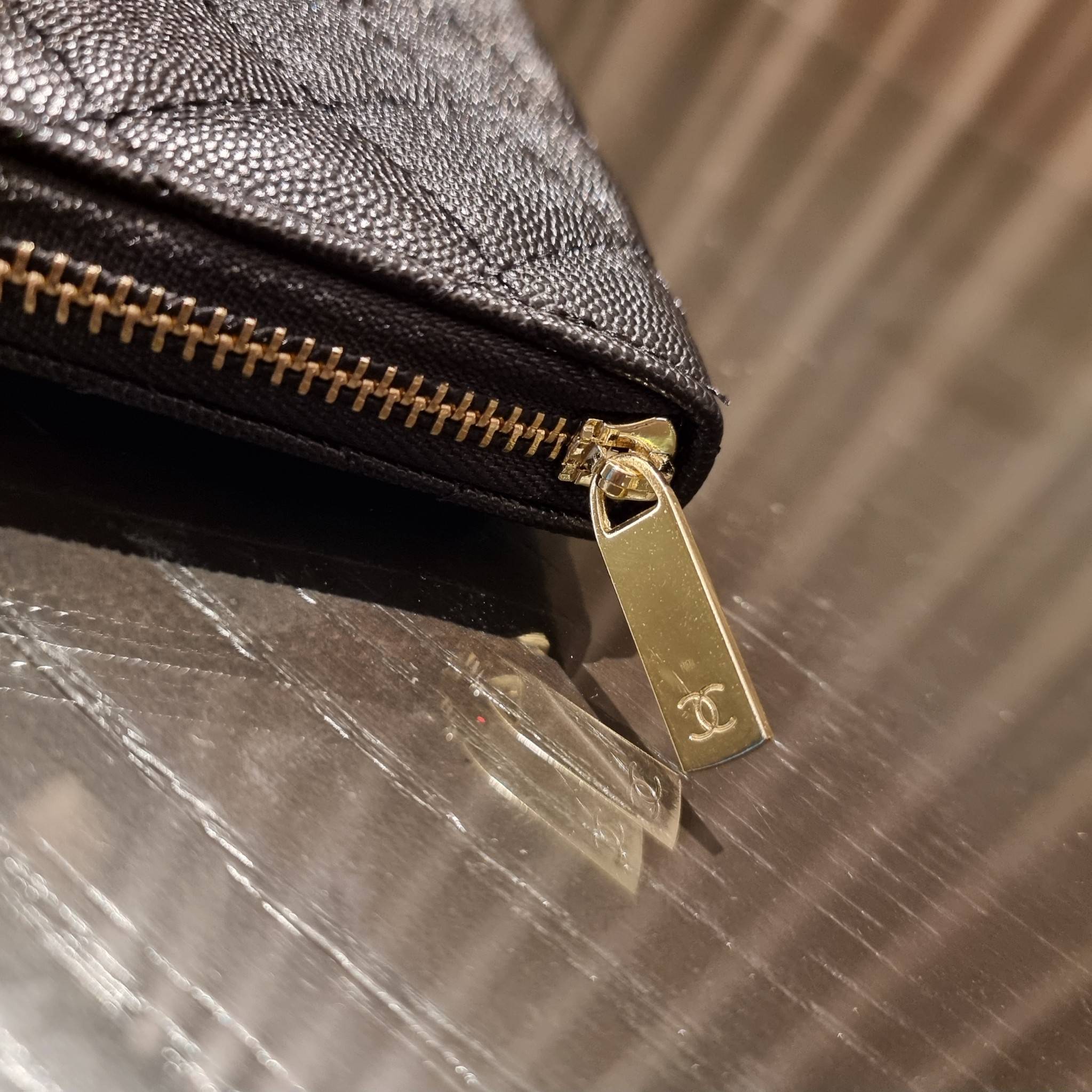 VIP 】กระเป๋าสตางค์ใบยาวรุ่นซิปรอบ สวยรับทรัพย์จาก Chanel วัสดุหนังลายคาร์เวีย ใช้แล้วขับผิวสุดๆ เปิด-ปิดด้วยซิปรูดรอบใบ ใช้งานง่าย ภายในกระเป๋ามีช่องใส่บัตรได้ ใส่ธนบัตรหรือเหรียญได้ มีช่องซิปแยกอีกหนึ่งช่อง ดีไซน์เรียบหรูแบบนี้ สาวๆห้ามพลาดกันน้า!! ซื้อใ