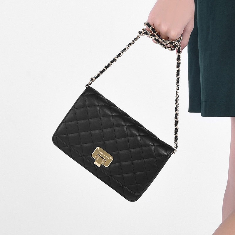 Charles & Keith Quilted Clutch (Black) กระเป๋าสะพายข้างใบเล็กกะทัดรัด วัสดุหนัง ดีไซน์ลายตาราง ปรับถือเป็น cluth ได้ มาพร้อมสายโซ่สลับหนังสวยหรู สไตล์ chanel เปิดปิดด้วยตัวล็อค ฝาเปิดด้านในมีช่องซิป เล็ก 1 ช่อง ใบนี้ mix&match ได้ทุกสไตล์การแต่งตัวค่ะ
