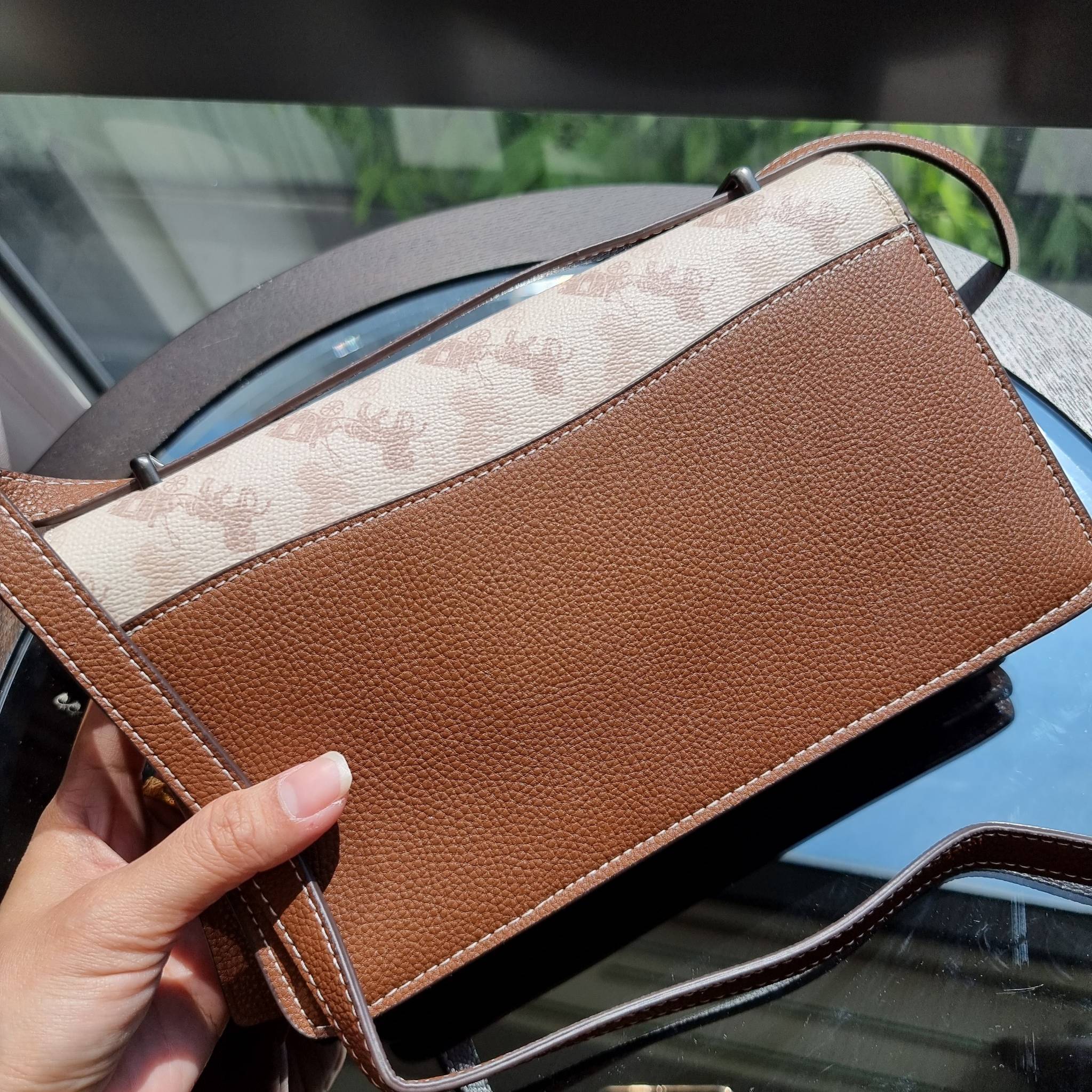 OUTLET 】COACH 88343 CAMILLE CROSSBODY WITH HORSE AND CARRIAGE PRINT AND ARCHIVE PATCH คอลเลคชั่นหายาก ที่สาวๆตั้งตารอ!! ด้วยดีไซน์ลุคผู้ดี ตกแต่งลวดลายออกมาดูโดดเด่น กับกระเป๋าสะพายที่ปรับใช้ได้หลายหลายสไตล์ สะพายไหล่สายคู่ สะพายข้างสายเดี่ยว หรือจะเอาสาย