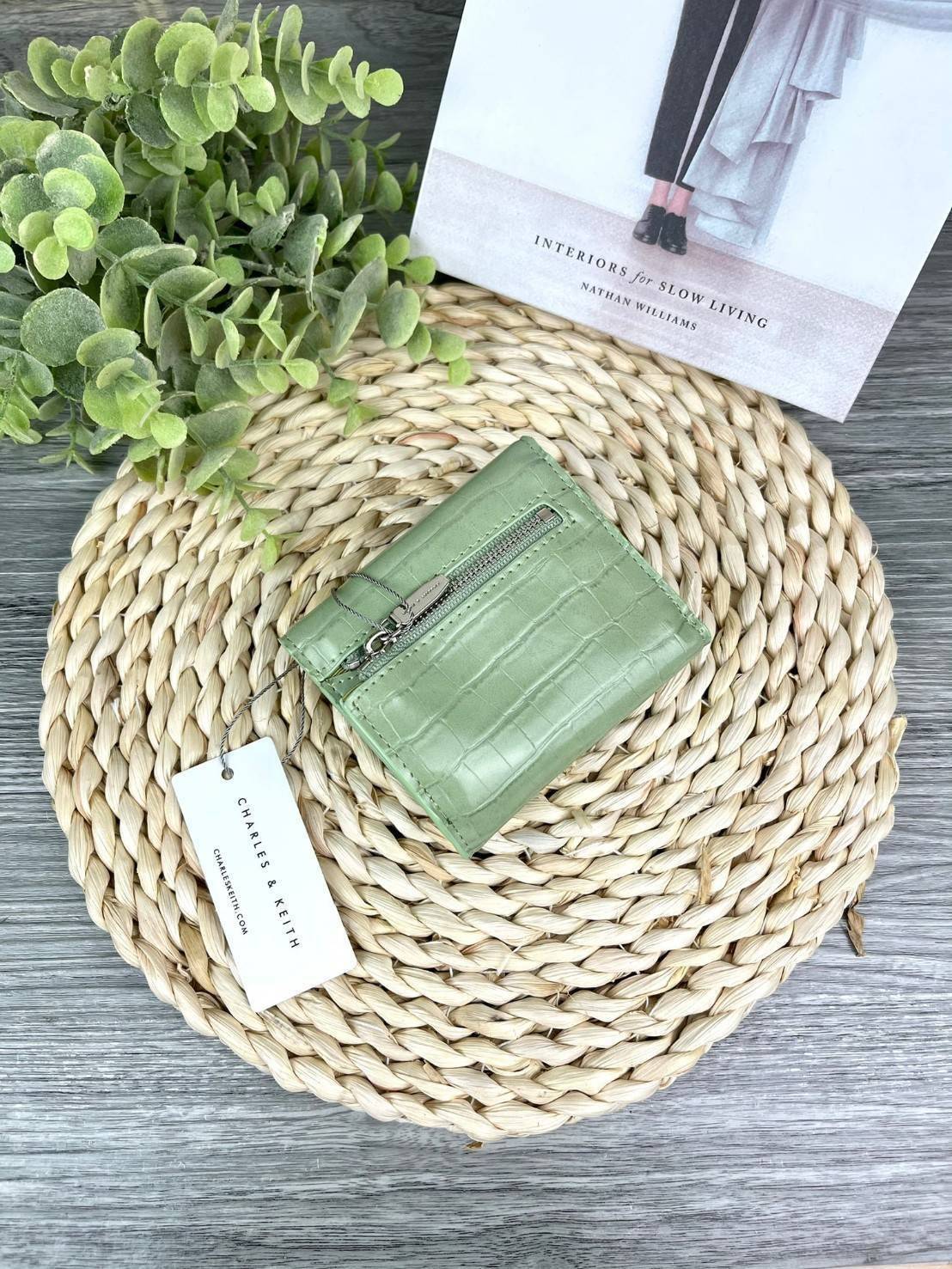 Charles & Keith Croc-Effect Short Wallet กระเป๋าเงิน 3 พับใบสั้น จุของได้ครบ! วัสดุพิมพ์ลายจรเข้