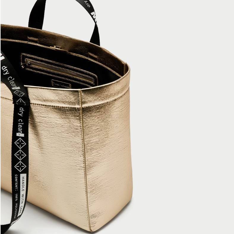 Zara shopper bag กระเป๋าสะพายสี mettalic สุดชิค จากแบรนด์ Zara ค่ะ น้ำหนักเบา สาย print สีดำลายเพิ่มดีเทล มีสายสะพายไหล่ ภายในโล่งกว้าง เปิดปิดด้วยกระดุมแม่เหล็ก ใบนี้จะใช้ไปเรียน ไปทำงานหรือไปเที่ยวก็เหมาะค่ะ