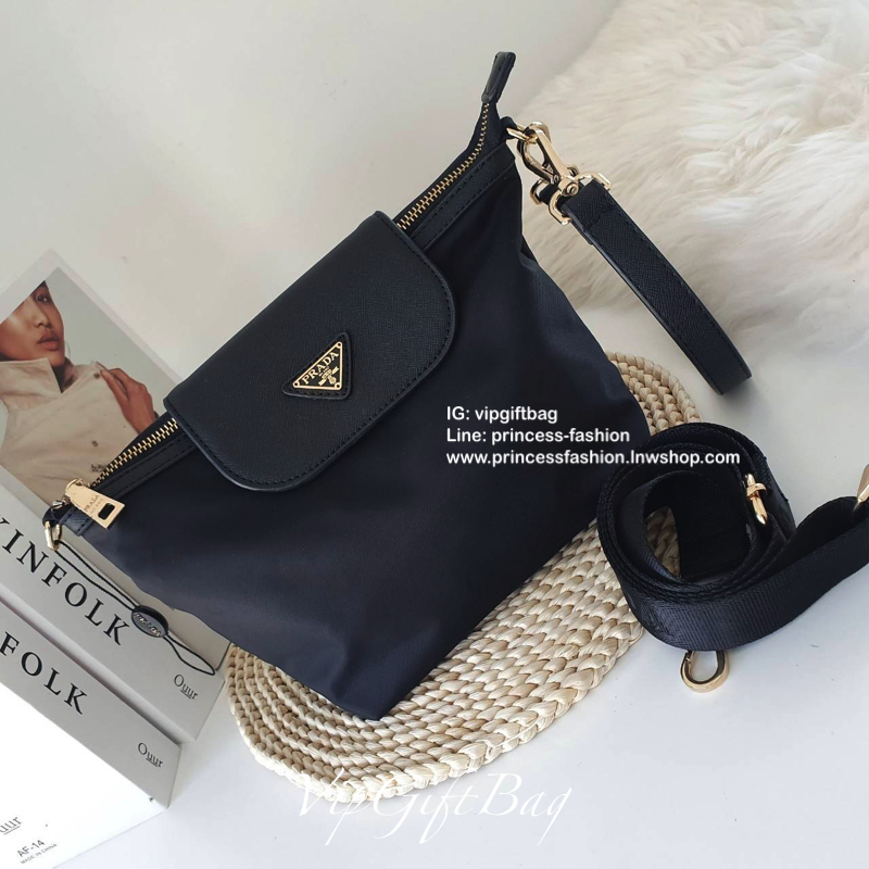 กระเป๋าผ้าไนล่อน MINI Longchamp Style รุ่น Limited edition จากแบรนด์ PRADA ตัวนี้ไซส์ mini🐰 **กำลังน่ารักคะ อะไหล่ทองทั้งใบ เปิดปิดด้วยซิป ด้านในมีช่องใส่ของ แบ่งเป็นสัดส่วน ใส่กปต.ยาว IPADmini ได้สบาย มีทั้ง สายสั้น คล้องไหล่ก็เกร๋ สายยาวคล้องเป็