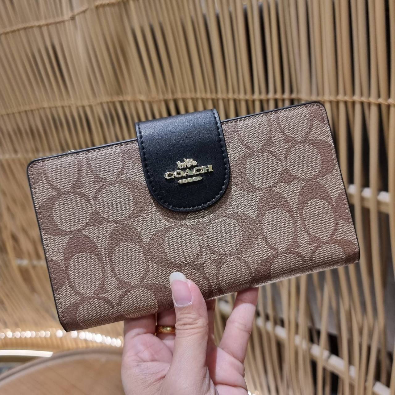 พร้อมส่ง 7 สี COACH C2874 TECH WALLET IN COLORBLOCK SIGNATURE CANVAS จัดให้สีใหม่ก่อนใคร!! ดีไซน์ใหม่ คอลเลคชั่นสวยหรู กระเป๋าสตางค์พร้อมสายคล้องมือ ง่ายต่อชีวิตมากจ้า!! มันดีอะไรเบอร์นี้ ใส่ได้ทั้งบัตร และโทรศัพท์ก็ใส่ได้ทุกรุ่น แถมยังมีช่องซิปแยกไปอีก ช