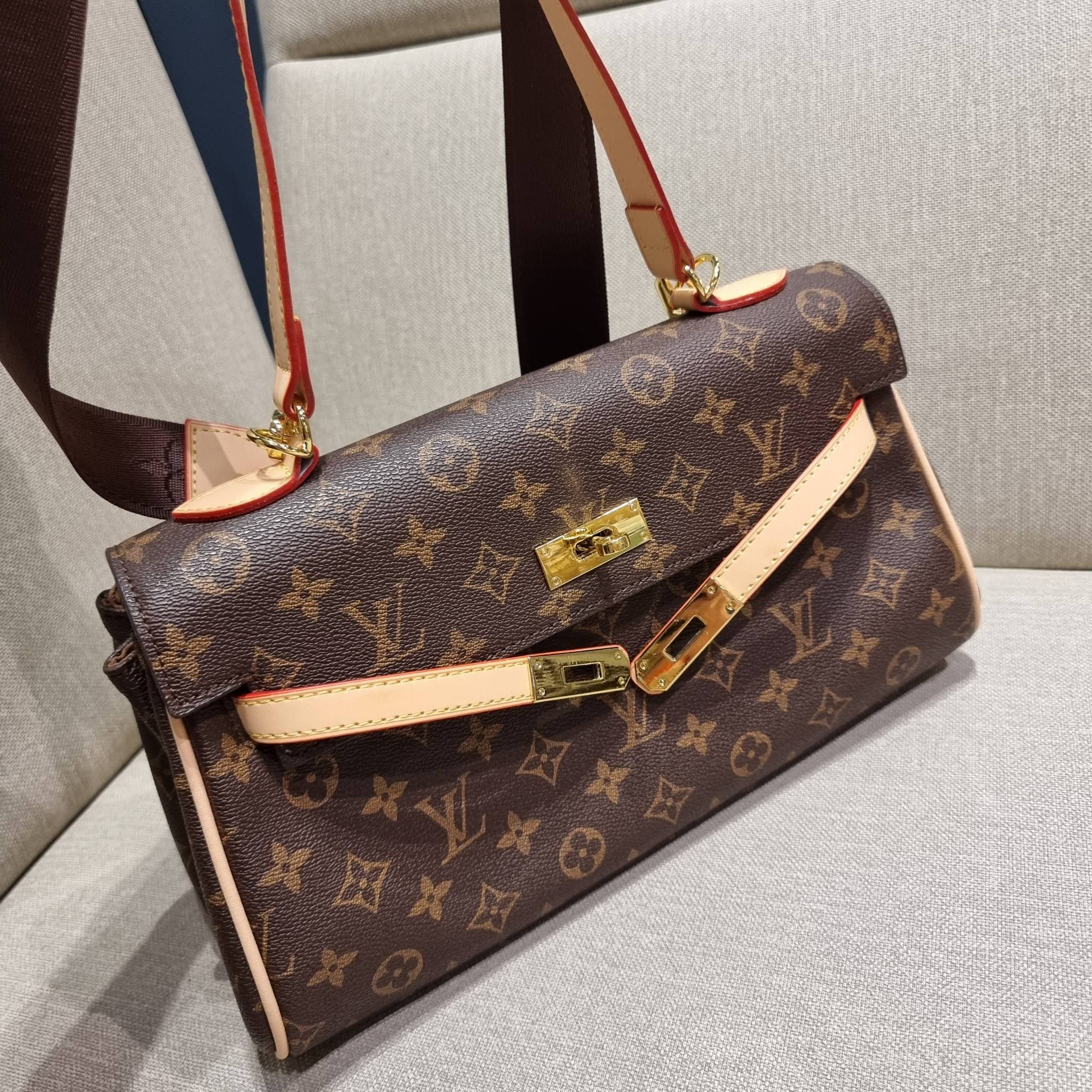 LV MONOGRAM SHOULDER BAG กระเป๋าสะพายทรงสวย ใบใหญ่กำลังดี รับรองว่าจุจริง ดีไซน์สายคาดตกแต่ง และปรับทรงได้ เพิ่มดีเทลให้กระเป๋าดูมีลูกเล่นขึ้น วัสดุหนังแคนวาส มาพร้อมหูจับในตัว และยังมีสายครอสสปอร์ตให้อีกเส้น เปิด-ปิดด้วยอะไหล่บิดล็อค ภายในโล่งกว้างมาก ใส