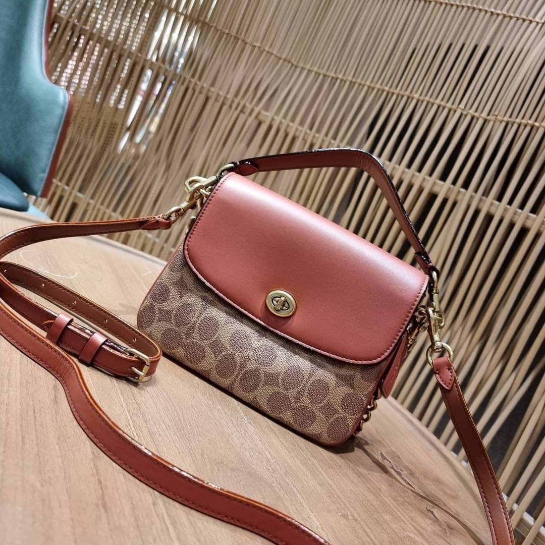 COACH 89089 CASSIE CROSSBODY 19 IN SIGNATURE CANVAS คัมแบ็คแล้วจ้า!! เรียบหรู ดูดี ต้องไอเท็มนี้เลย!! กระเป๋าสะพายข้าง สุดพิเศษ!! มีสายมาให้ถึง 3 แบบ!! สลับใช้แมทช์ตามสไตล์ได้เลย วัสดุหนังแคนวาสสลับหนังแท้ บอกเลยว่าสวยทุกสีนะคอลนี้ เปิด-ปิดด้วยตัวบิดล็อค 