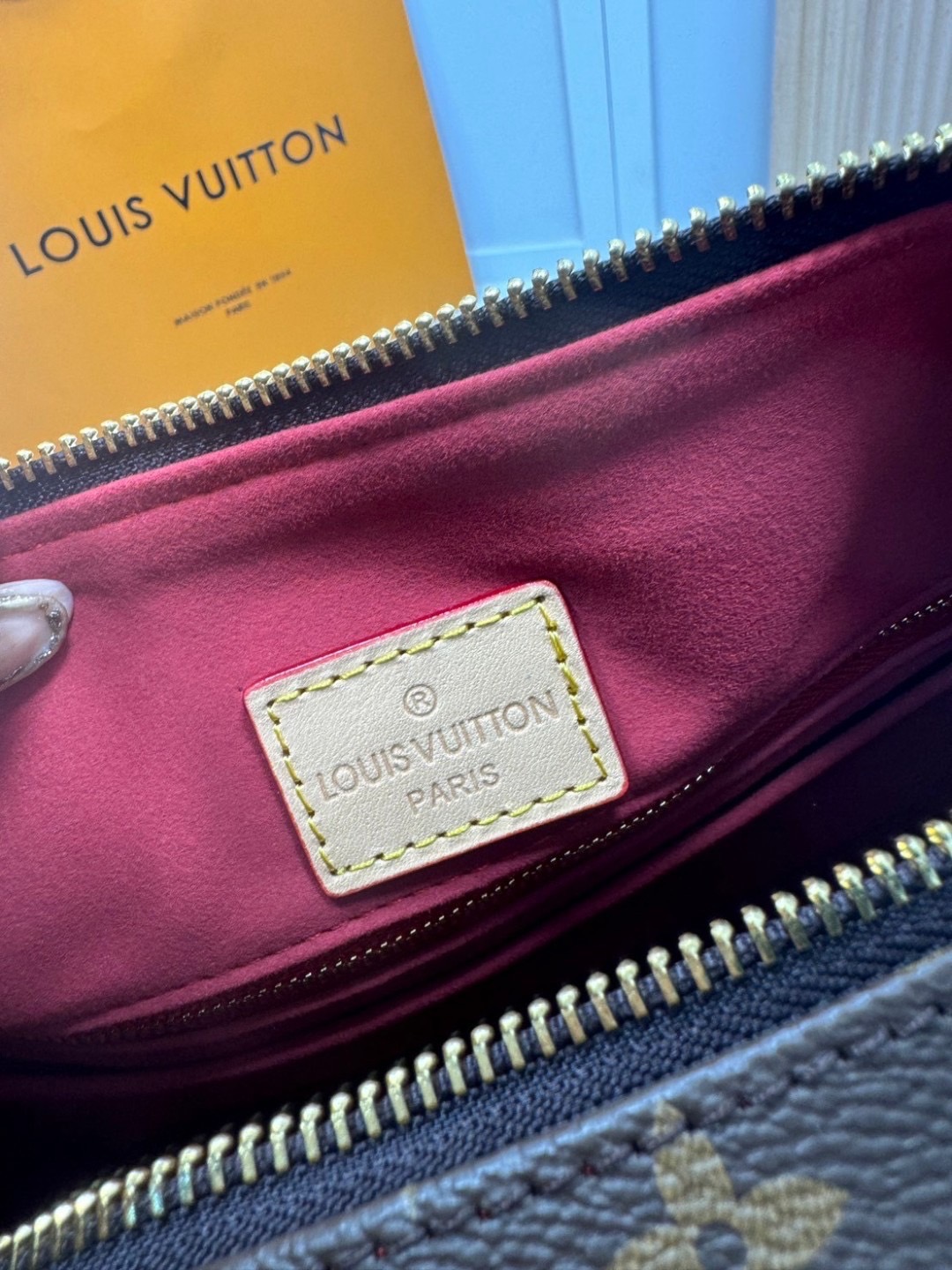 LV Slouchy MM Hobo bag 40 cm กระเป๋าถือ/สะพายไหล่ทรงโฮโบรุ่นใหม่ โดดเด่นด้วยรูปทรงอันเป็นเอกลักษณ์ เหมาะสำหรับพกพาเดินทางและใช้งานทุกวัน ลาย Monogram แคนวาสสุดไอคอนิก เสริมความสง่างามด้วยอะไหล่สีทอง งานจริงสวยมาก แนะนำค่ะ