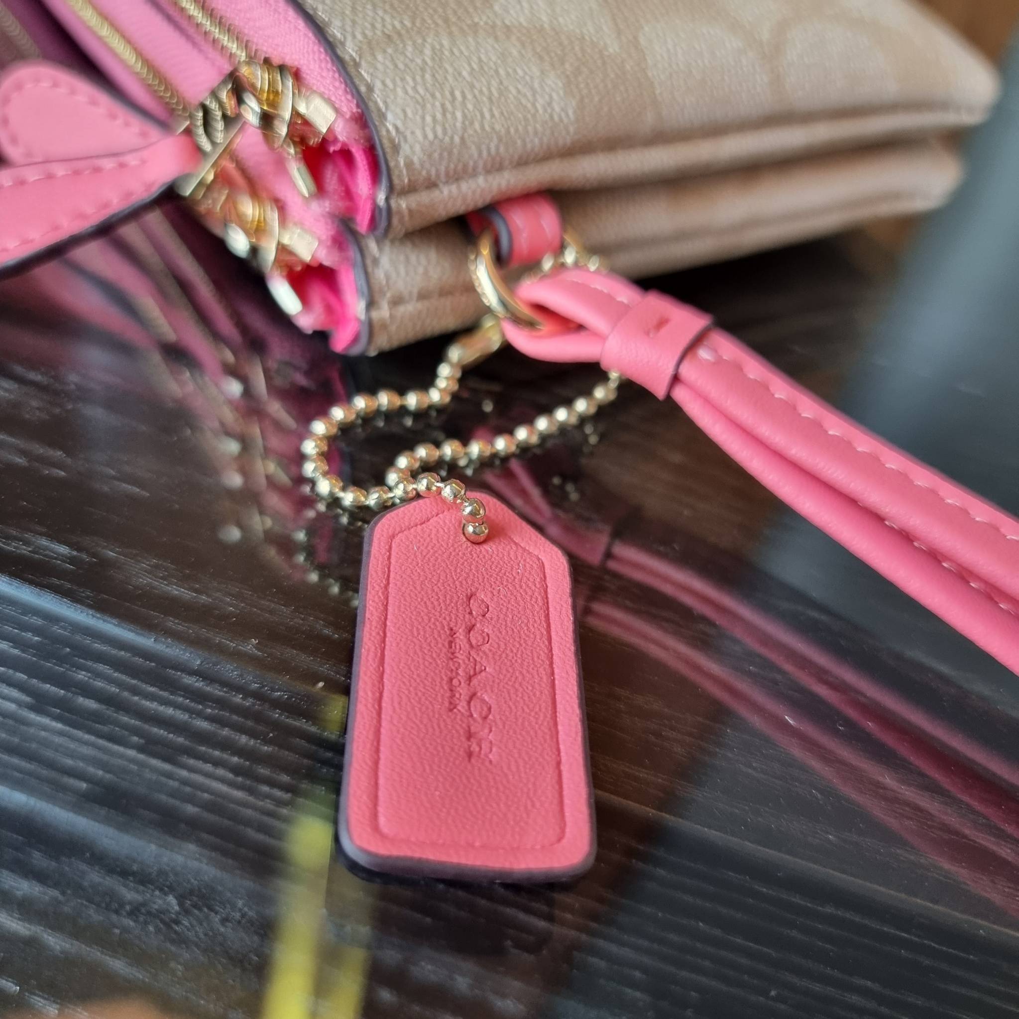 COACH F54057 DOUBLE ZIP WALLET IN SIGNATURE กระเป๋าคล้องมือ size L ใบนี้ใส่มือถือได้ทุกรุ่น ขนาดกำลังดี พกพาสะดวกมากๆ วัสดุหนังสังเคราะห์ ภายในเป็นผ้าสีสวยคม ใส่ธนบัตร ใส่บัตรได้เยอะ ใส่มือถือได้สบายๆทุกรุ่น ตอบโจทย์สาวๆที่ไม่ชอบพกเยอะวุ่นวายจ้า ใบนี้เอาอ